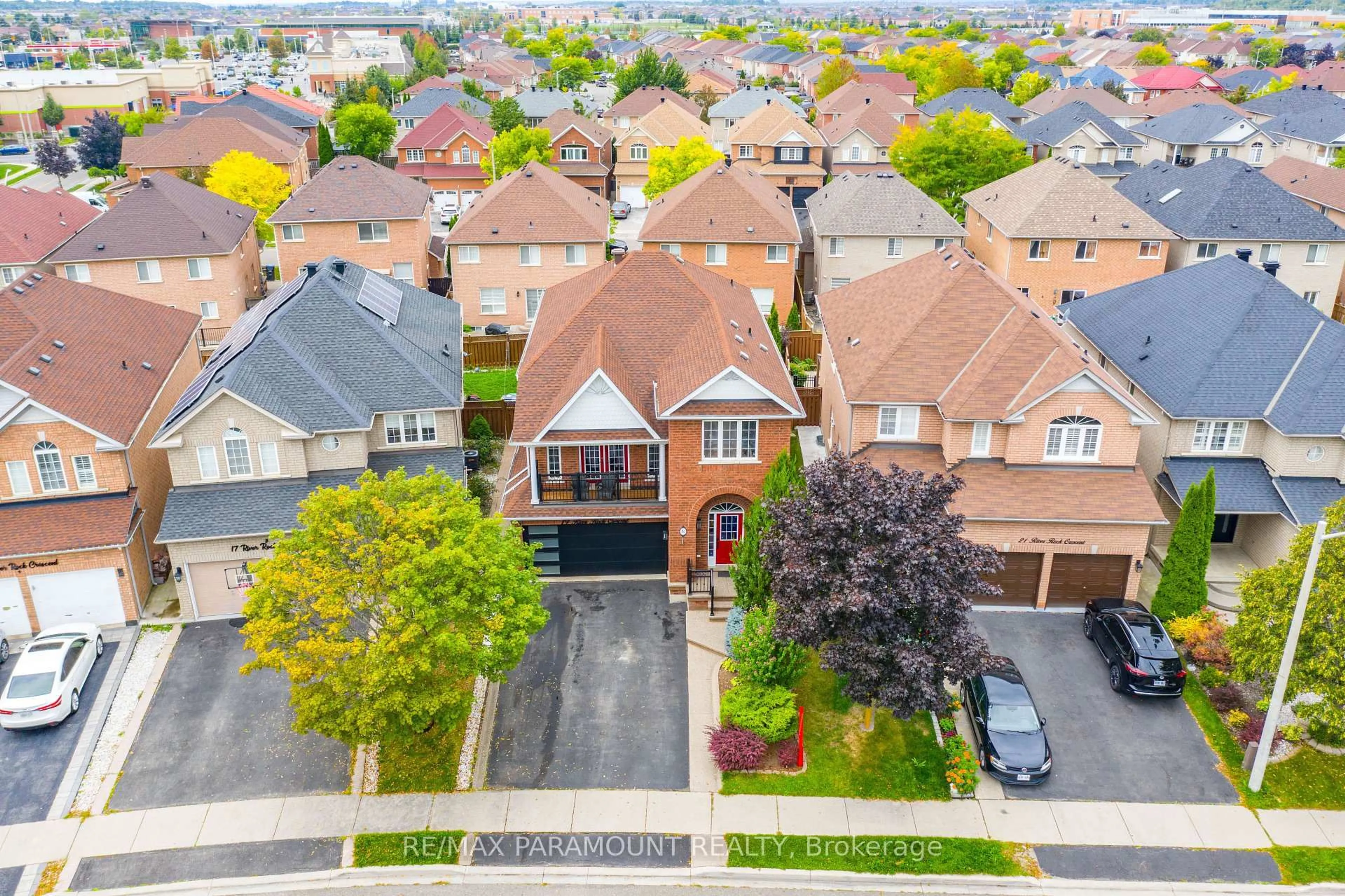 A pic from outside/outdoor area/front of a property/back of a property/a pic from drone, street for 19 River Rock Cres, Brampton Ontario L7A 2V2