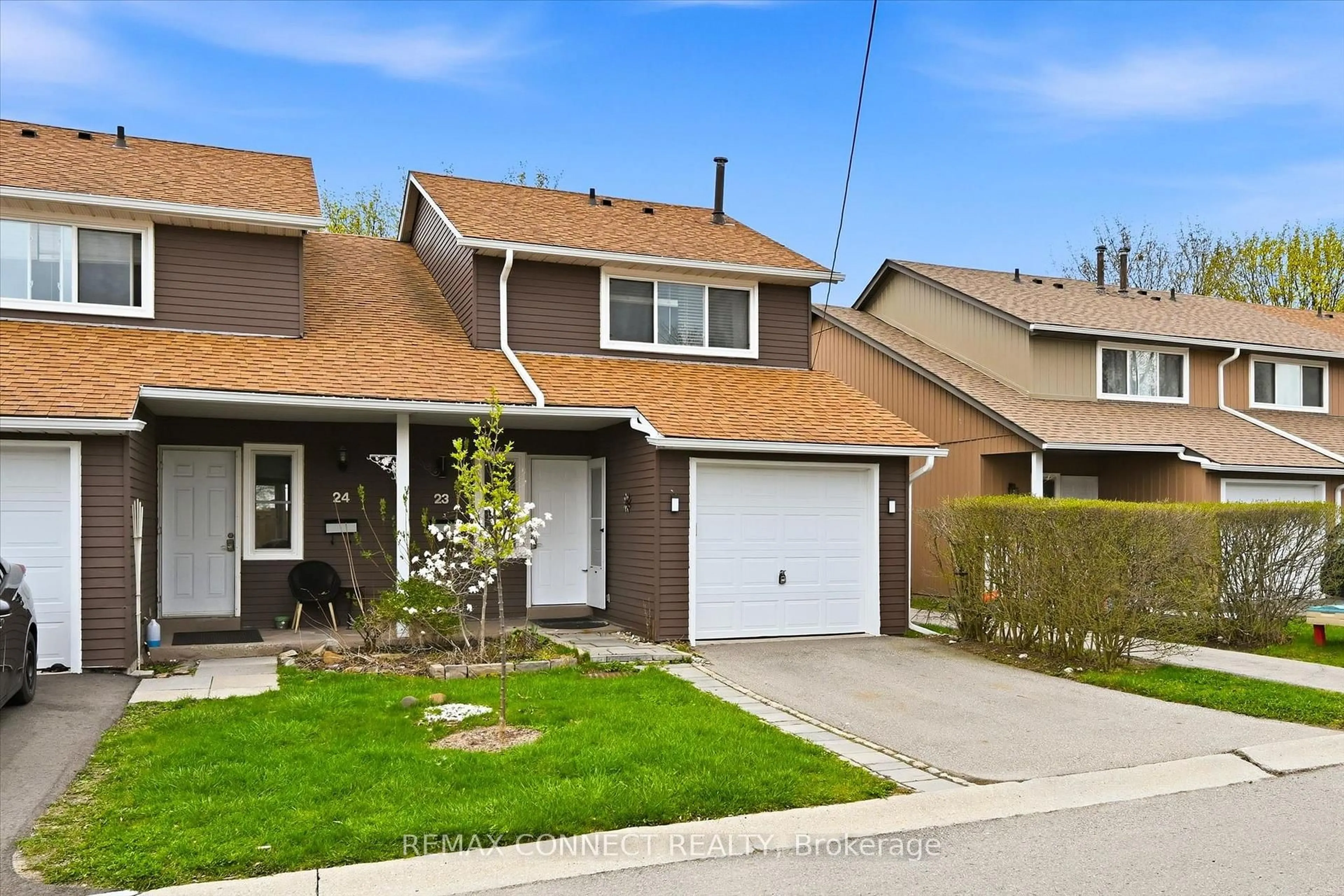 Home with vinyl exterior material, street for 2185 Fairchild Blvd #23, Burlington Ontario L7P 3P6