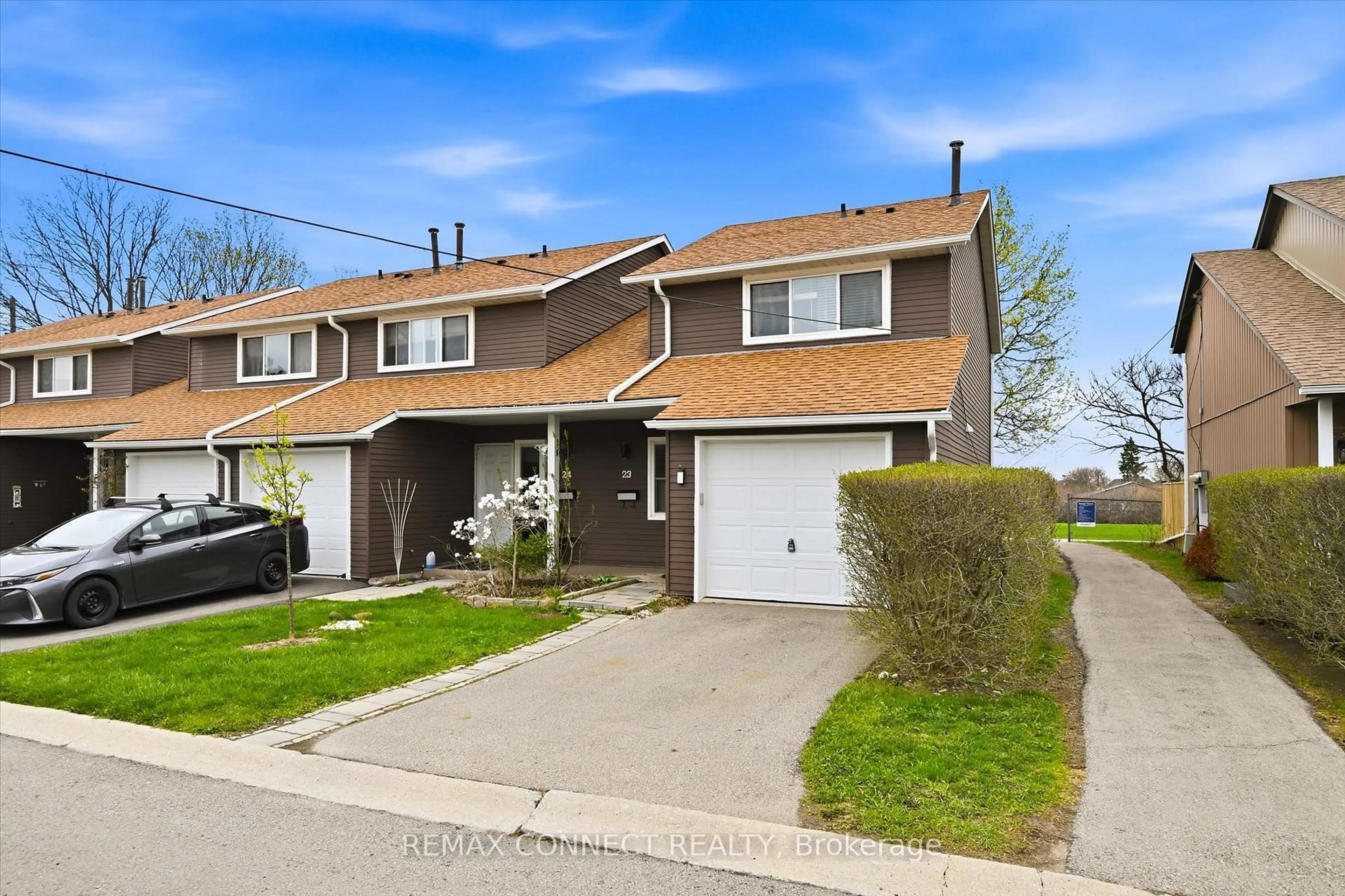 A pic from outside/outdoor area/front of a property/back of a property/a pic from drone, street for 2185 Fairchild Blvd #23, Burlington Ontario L7P 3P6