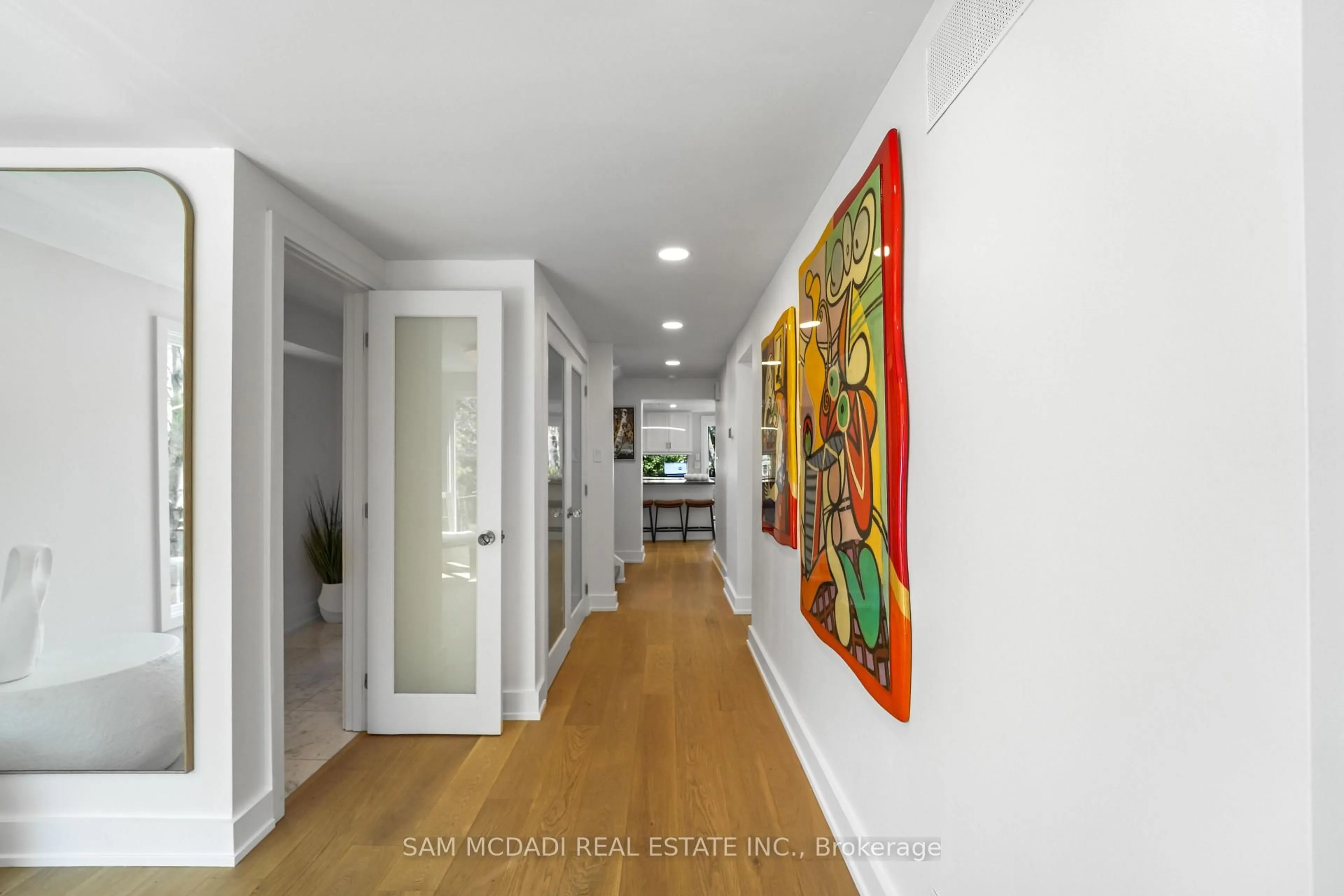 Indoor foyer for 1273 Queen Victoria Ave, Mississauga Ontario L5H 3H2