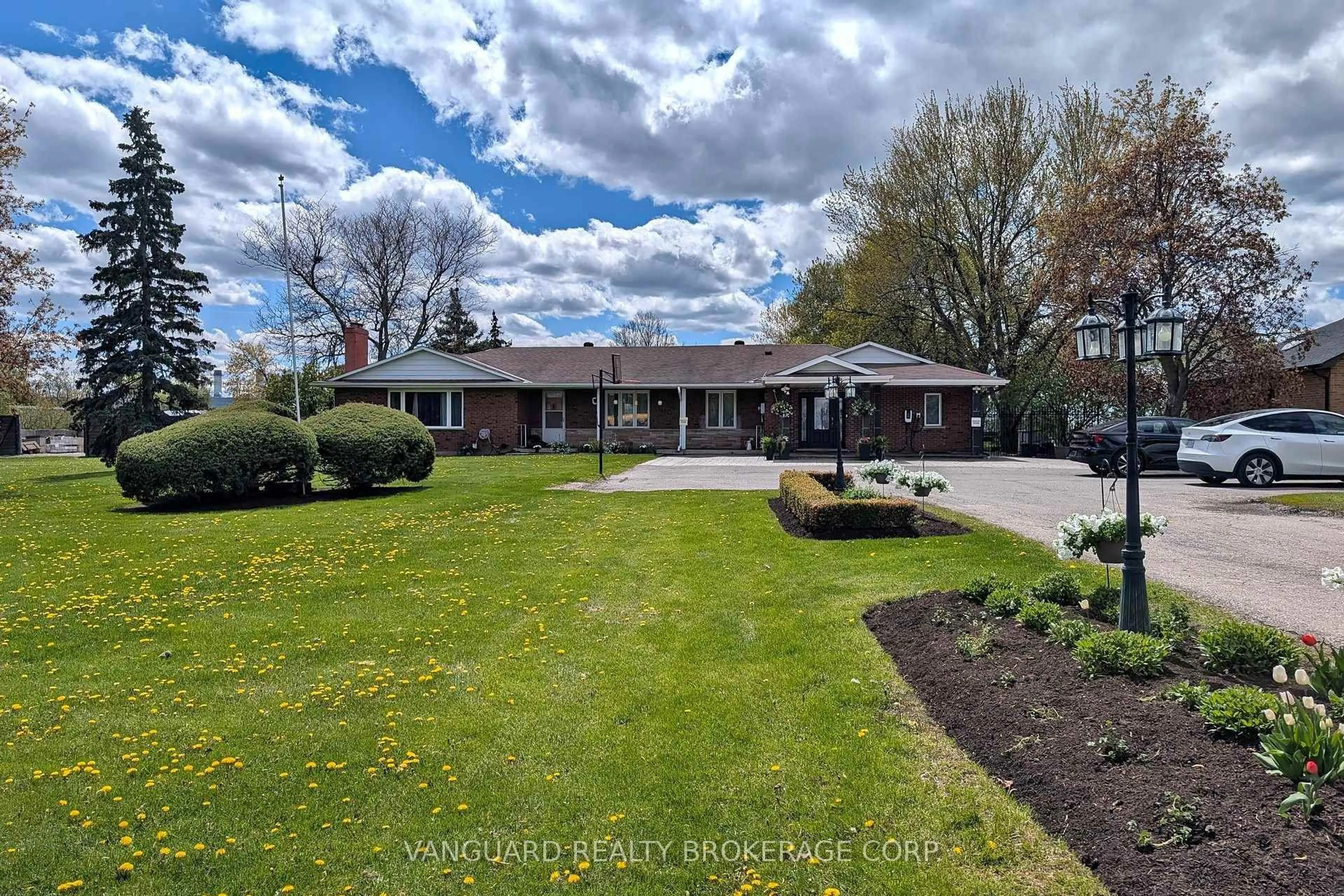 A pic from outside/outdoor area/front of a property/back of a property/a pic from drone, street for 8070 Hornby Rd, Halton Hills Ontario L0P 1E0