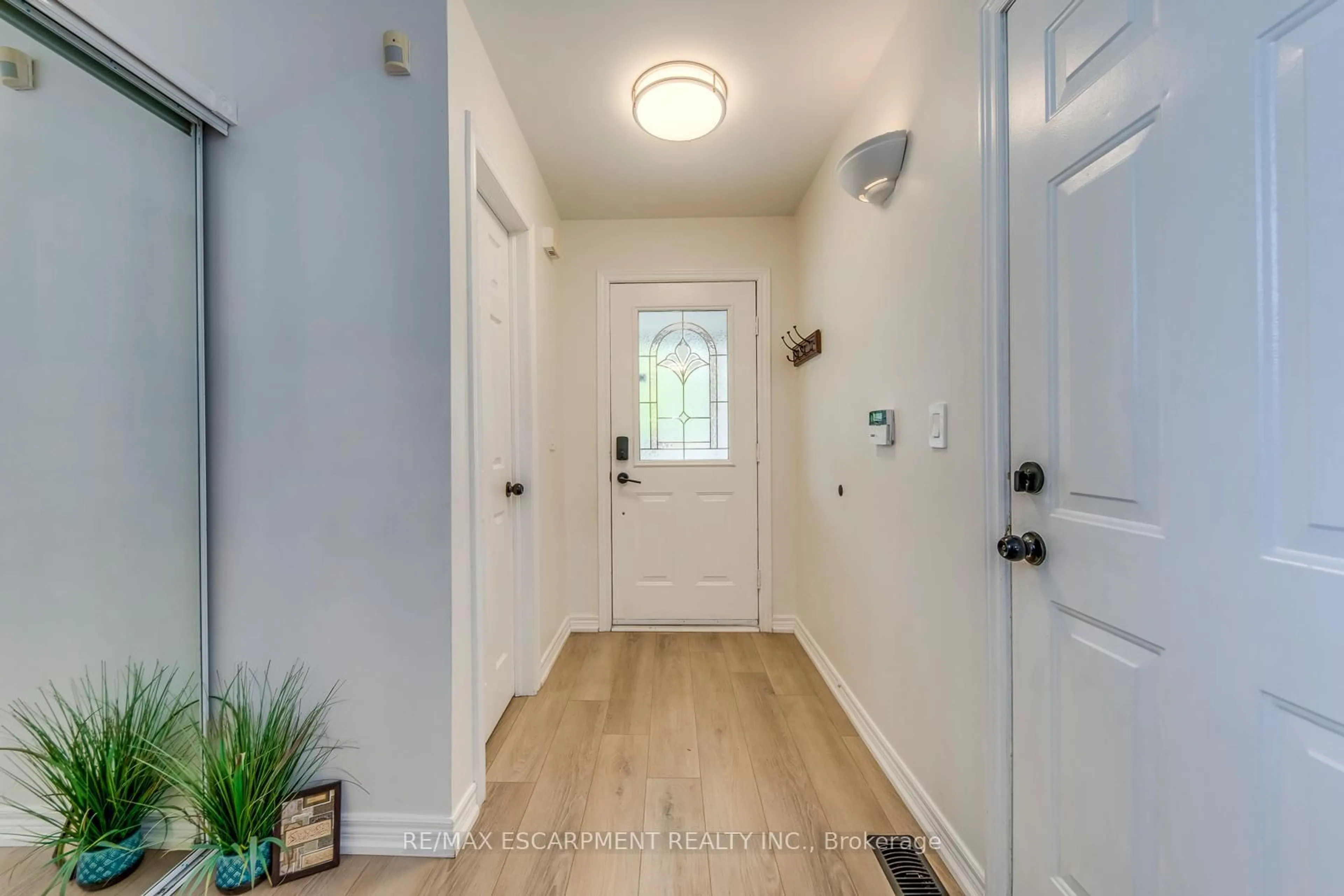 Indoor entryway for 2871 Darien Rd #35, Burlington Ontario L7M 4R6