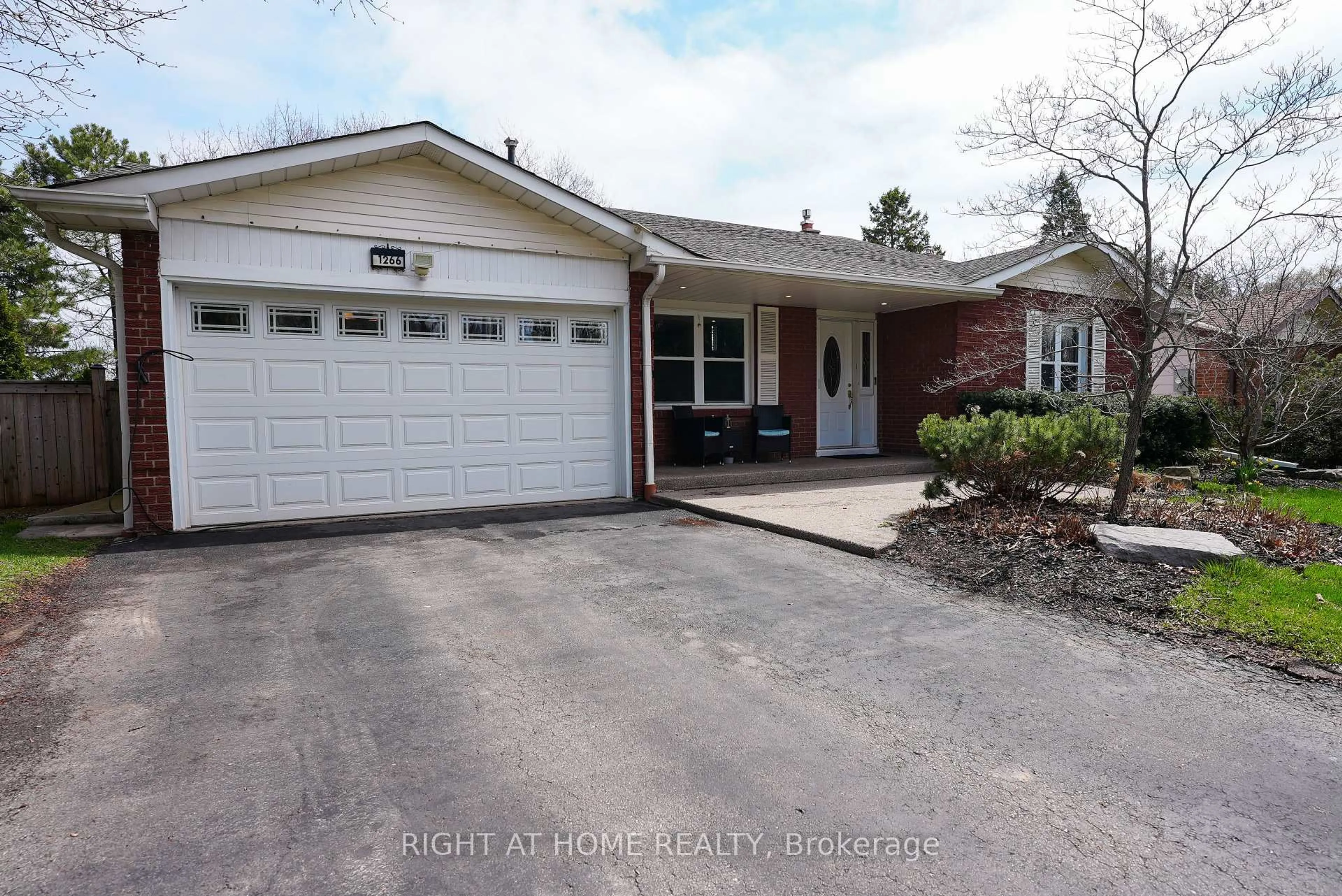 Home with brick exterior material, street for 1266 Lakeview Dr, Oakville Ontario L6H 2M8