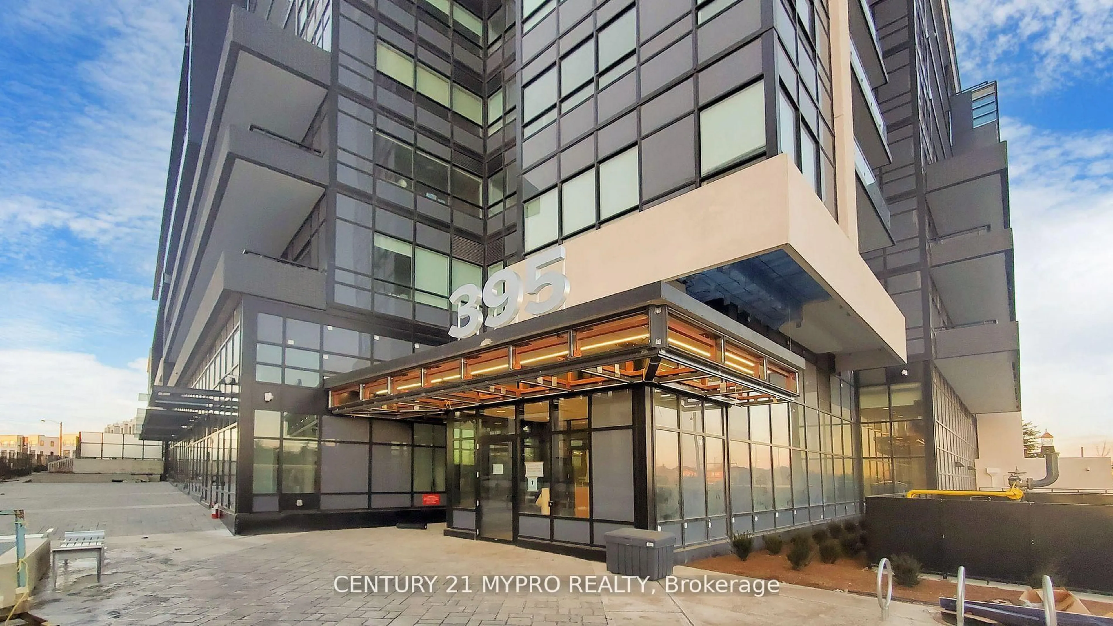 Indoor foyer for 395 Dundas St #626, Oakville Ontario L6M 4M2