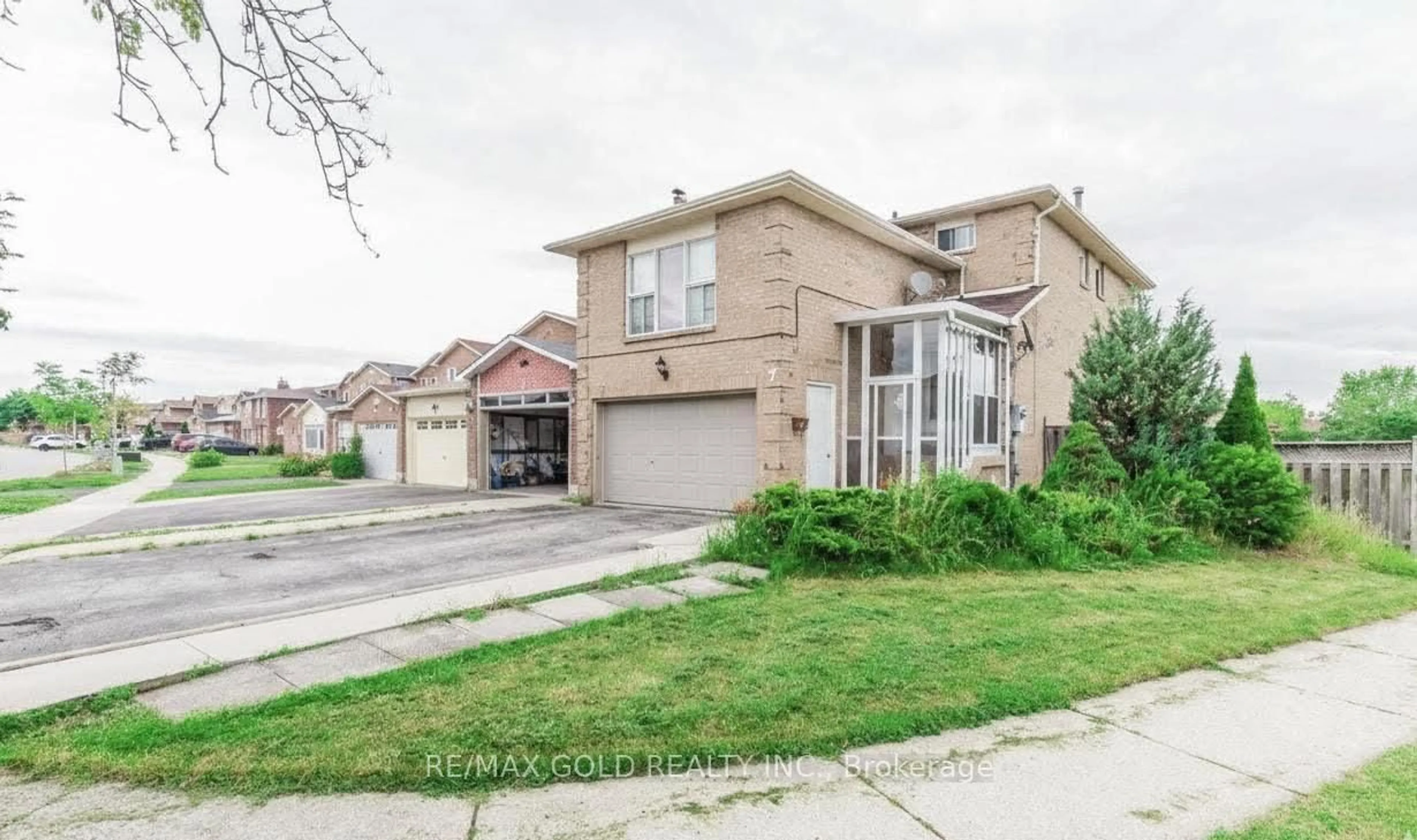 A pic from outside/outdoor area/front of a property/back of a property/a pic from drone, street for 7 Metzak Dr, Brampton Ontario L6Z 3R9