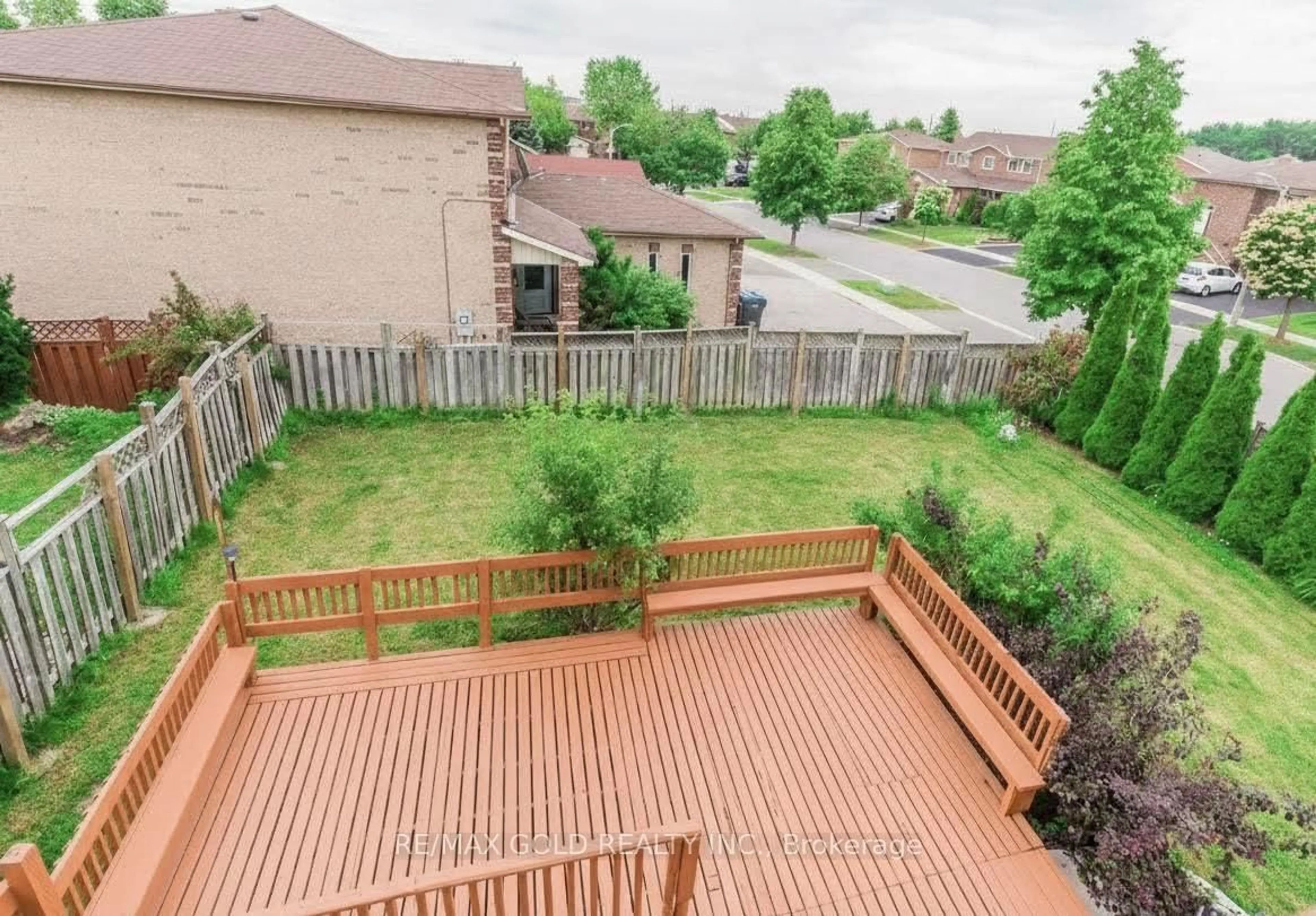 A pic from outside/outdoor area/front of a property/back of a property/a pic from drone, unknown for 7 Metzak Dr, Brampton Ontario L6Z 3R9