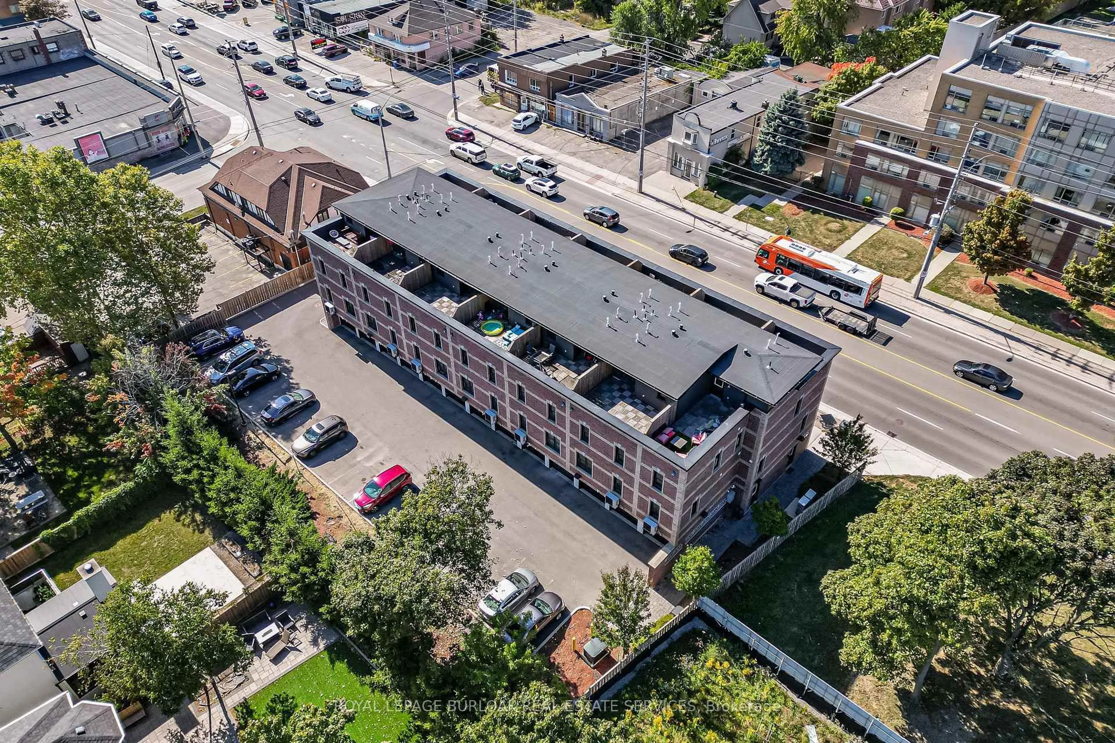 A pic from outside/outdoor area/front of a property/back of a property/a pic from drone, building for 760 Lakeshore Rd #213, Mississauga Ontario L5E 1C7