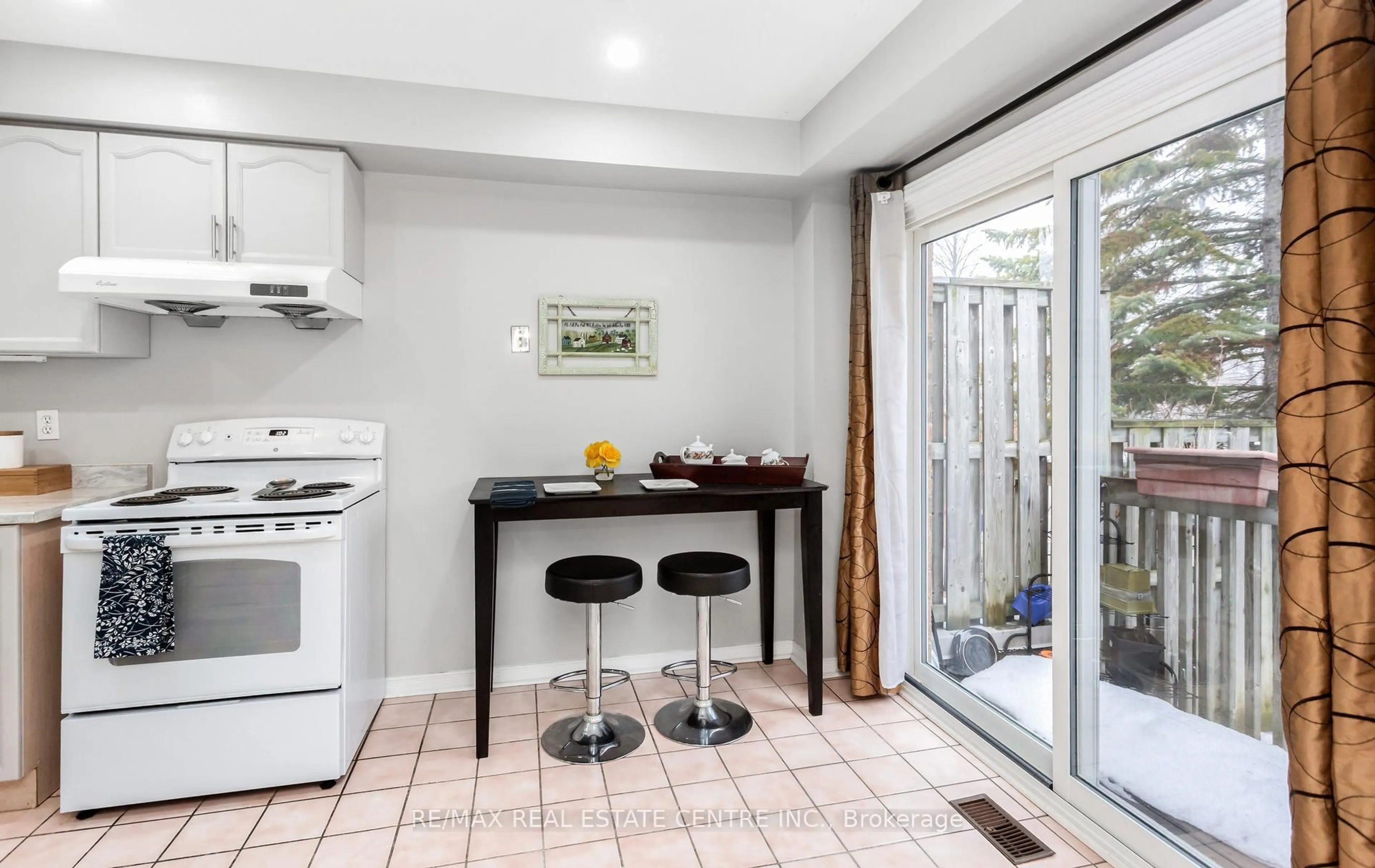 Standard kitchen, ceramic/tile floor for 2555 Thomas St #66, Mississauga Ontario L5M 5P6