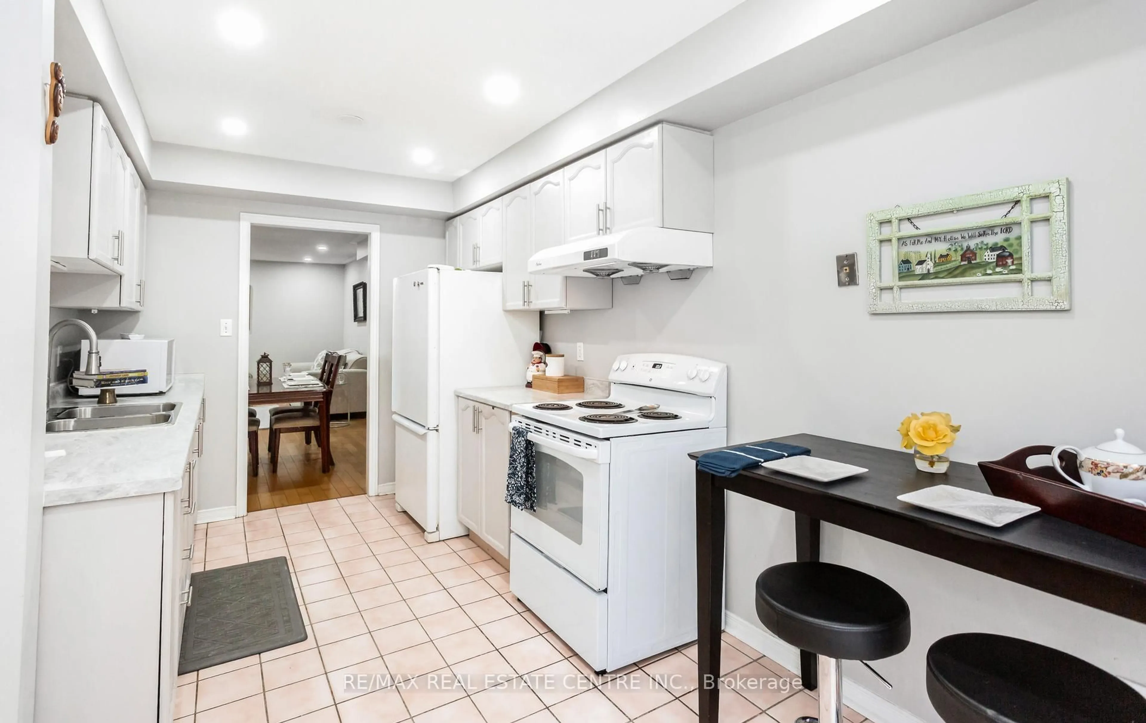Standard kitchen, ceramic/tile floor for 2555 Thomas St #66, Mississauga Ontario L5M 5P6