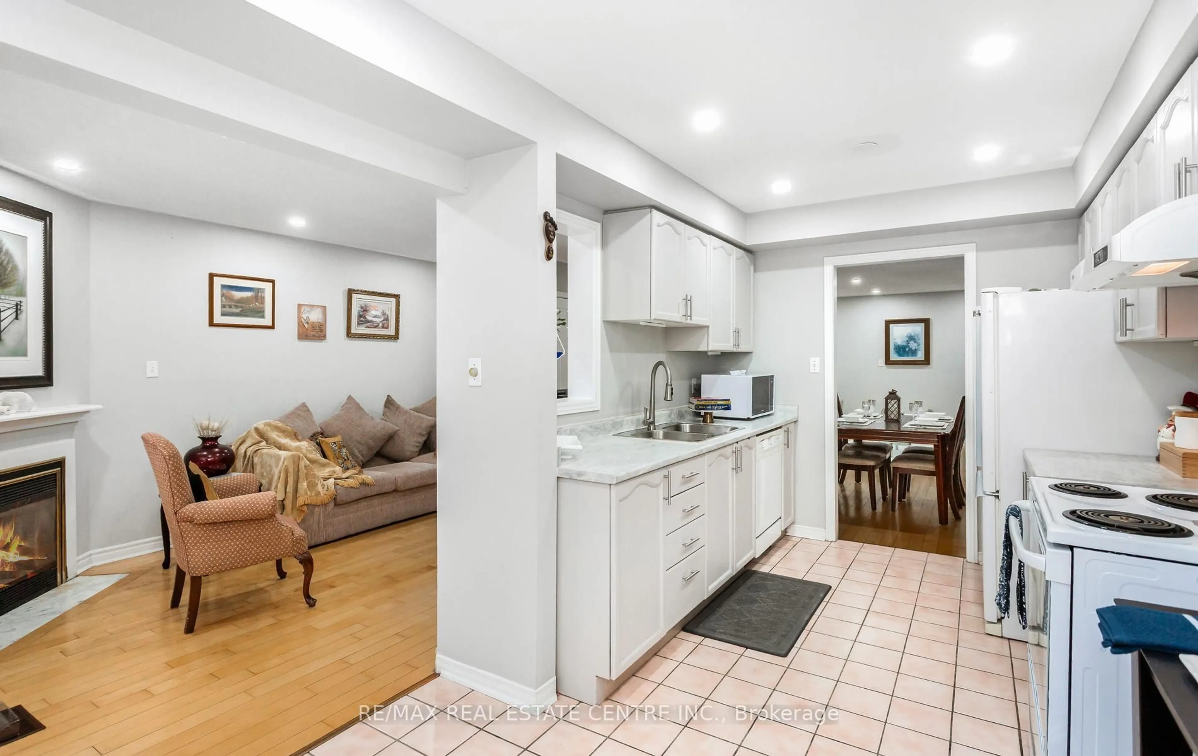 Open concept kitchen, ceramic/tile floor for 2555 Thomas St #66, Mississauga Ontario L5M 5P6