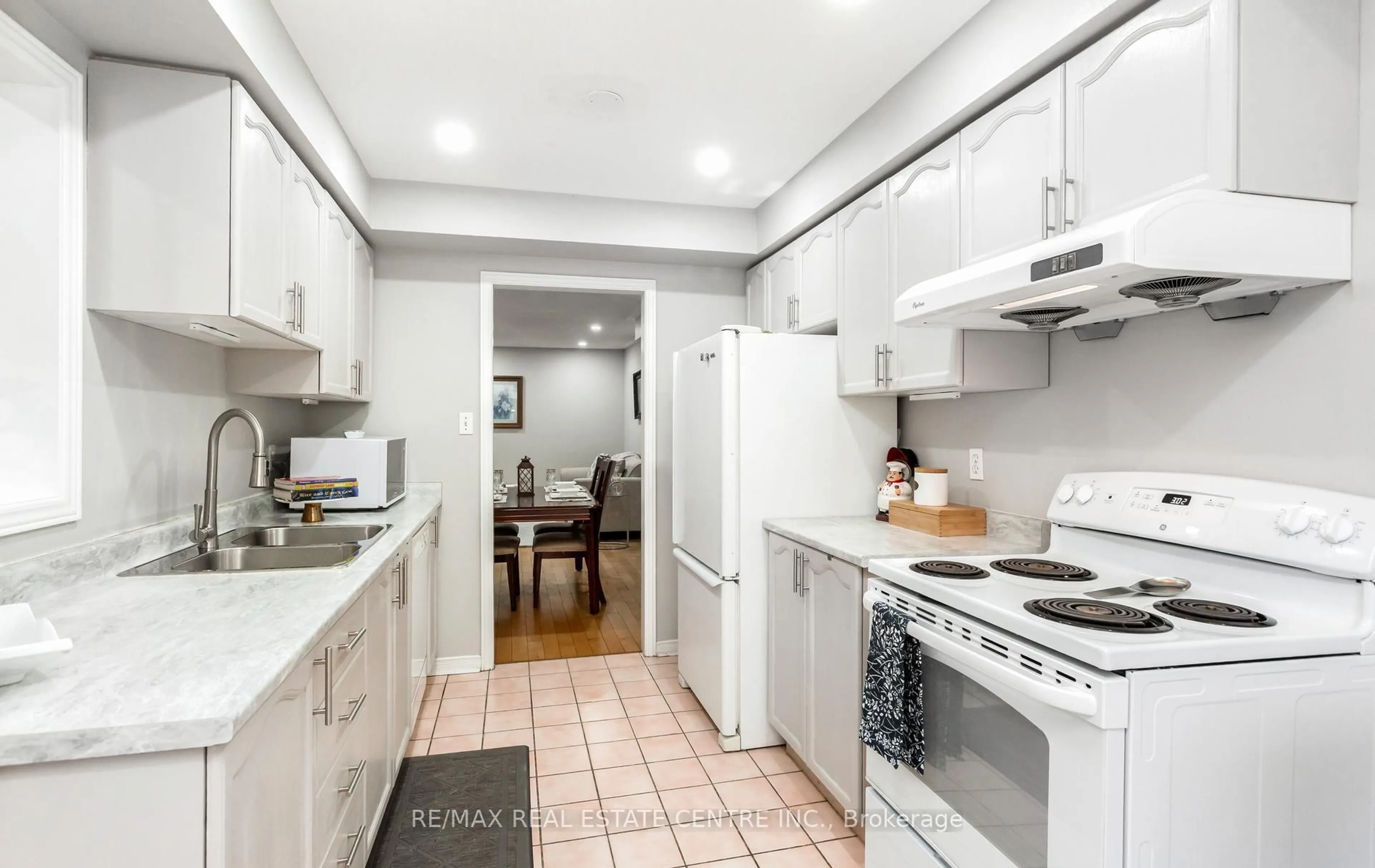 Standard kitchen, ceramic/tile floor for 2555 Thomas St #66, Mississauga Ontario L5M 5P6