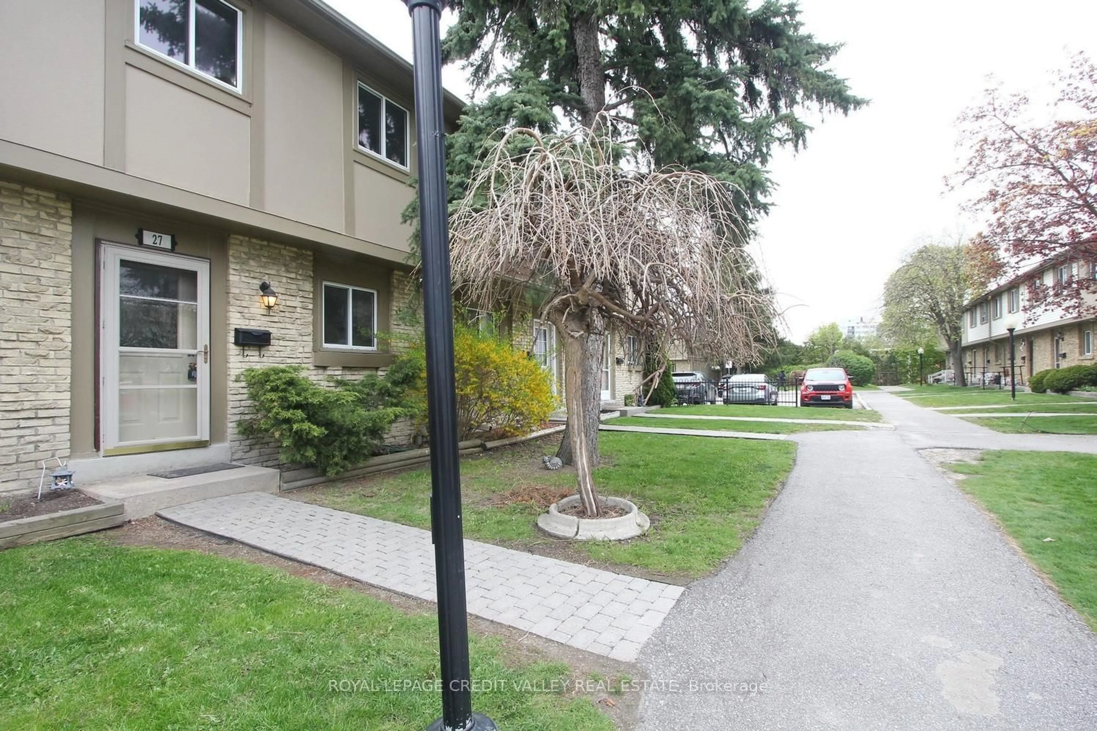 Patio, street for 57 Hansen Rd #27, Brampton Ontario L6V 3C6