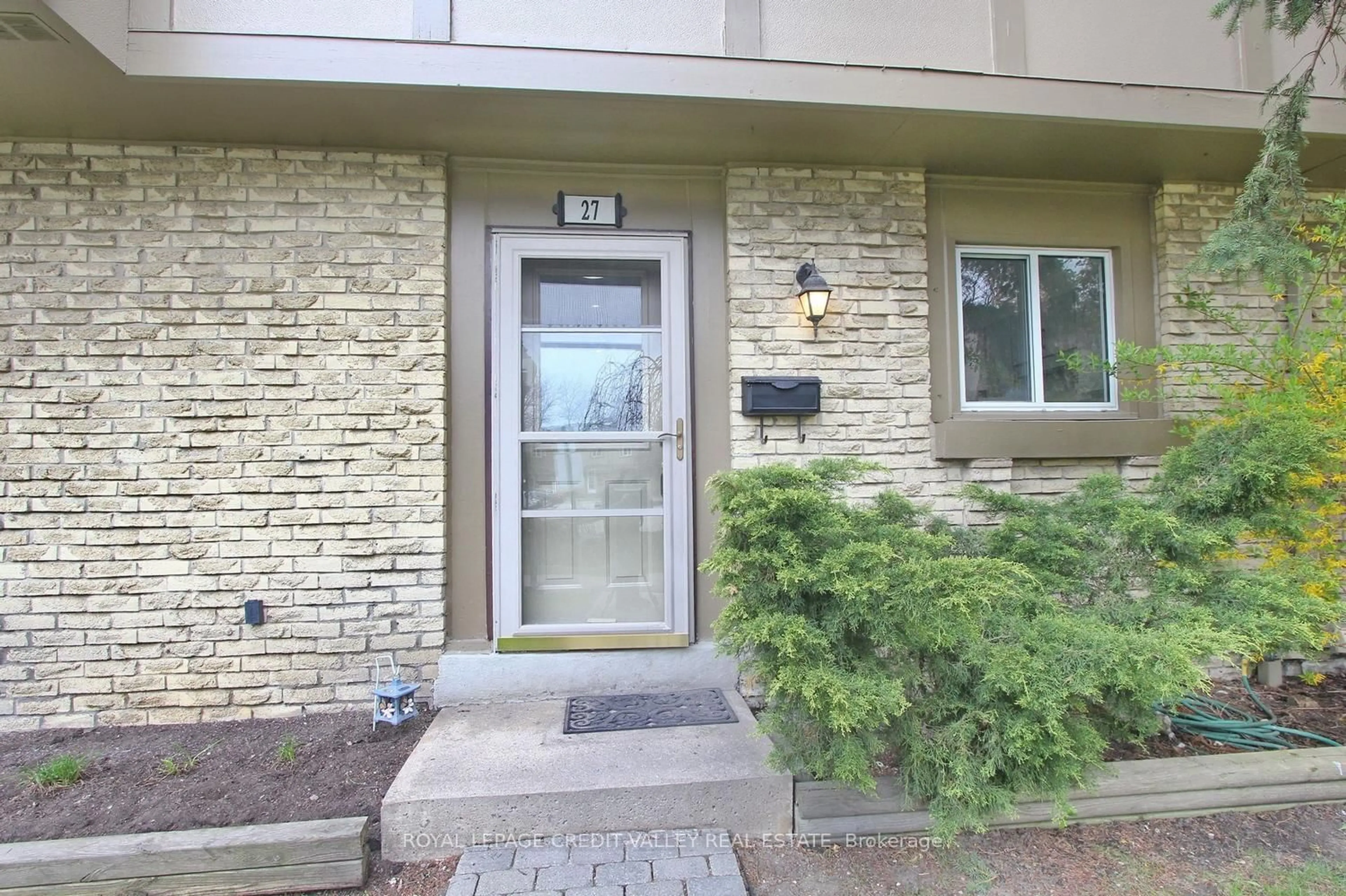 Indoor entryway for 57 Hansen Rd #27, Brampton Ontario L6V 3C6