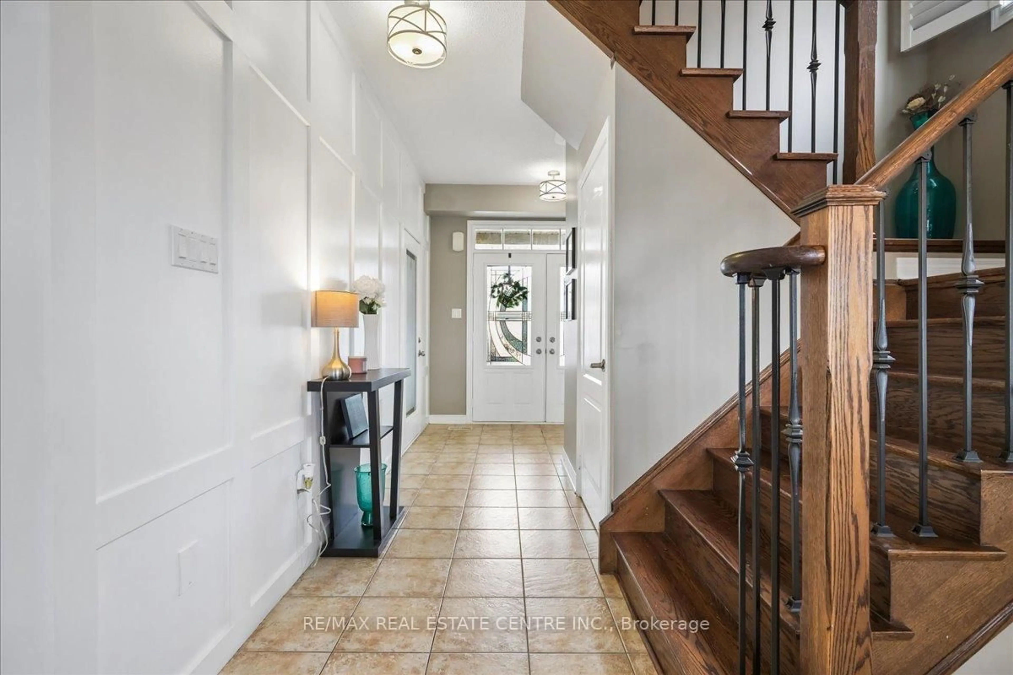 Indoor foyer for 33 Paula Crt, Orangeville Ontario L9W 5V1