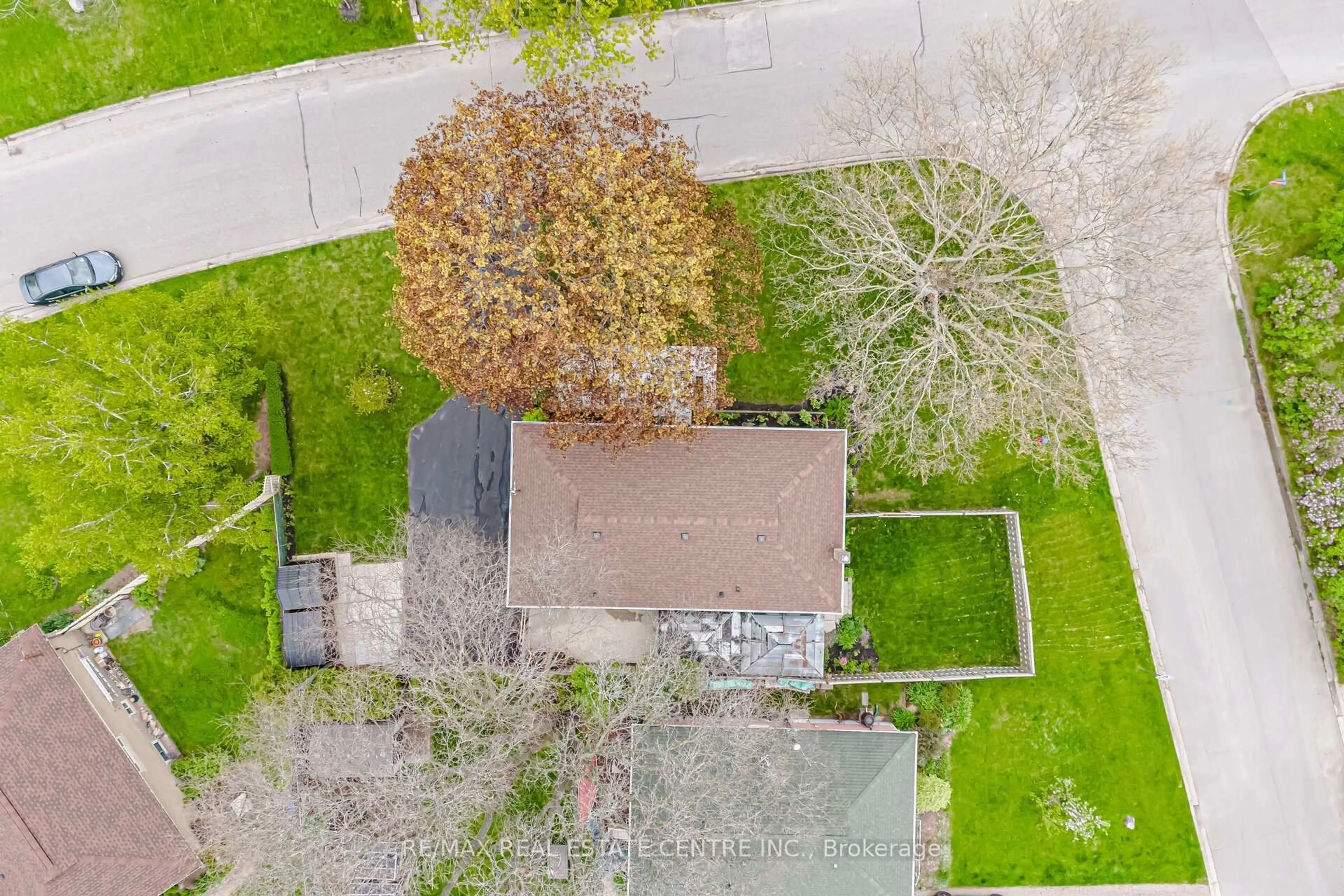 A pic from outside/outdoor area/front of a property/back of a property/a pic from drone, street for 1376 Royal Dr, Burlington Ontario L7P 2G9