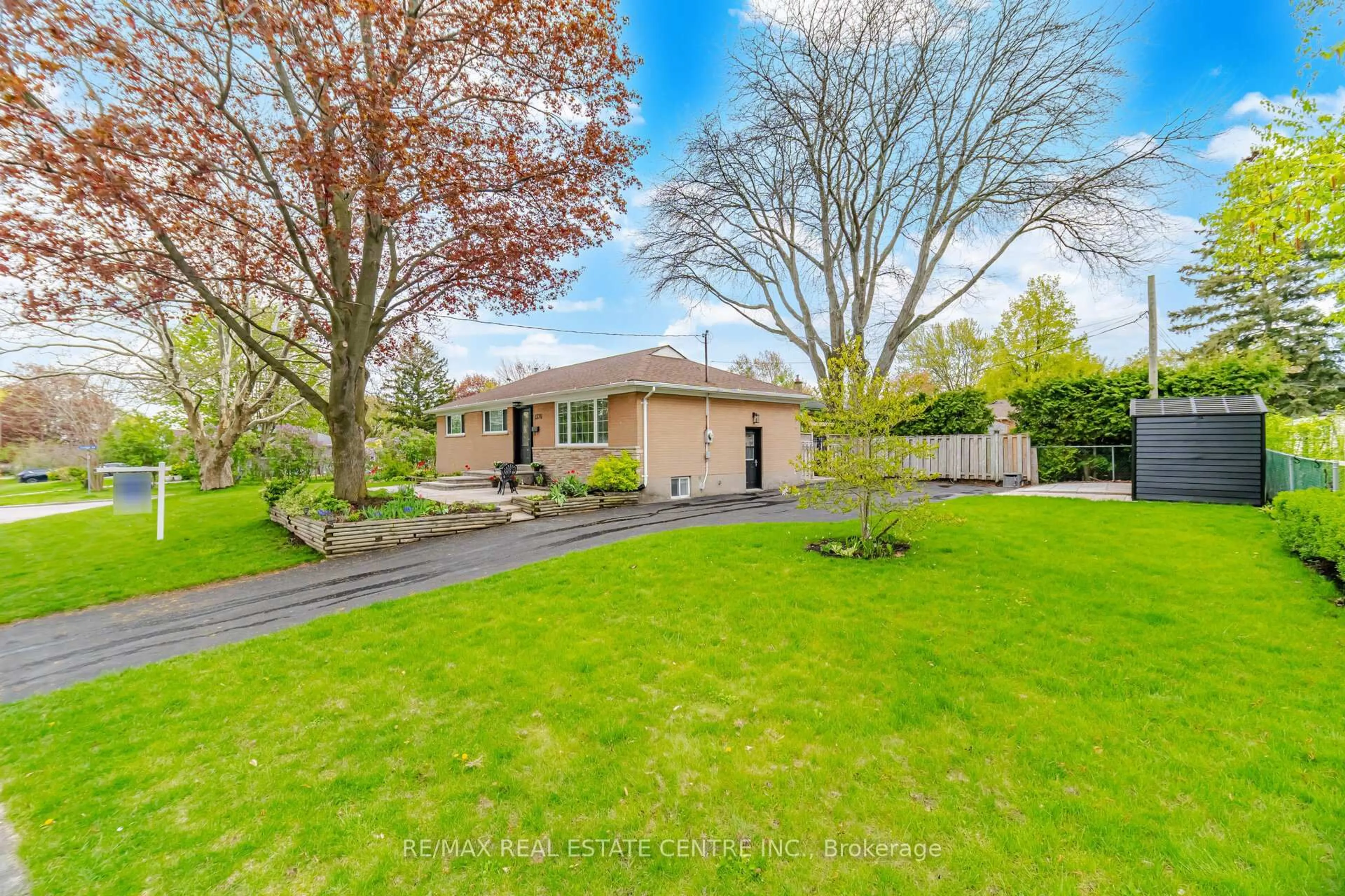 A pic from outside/outdoor area/front of a property/back of a property/a pic from drone, street for 1376 Royal Dr, Burlington Ontario L7P 2G9