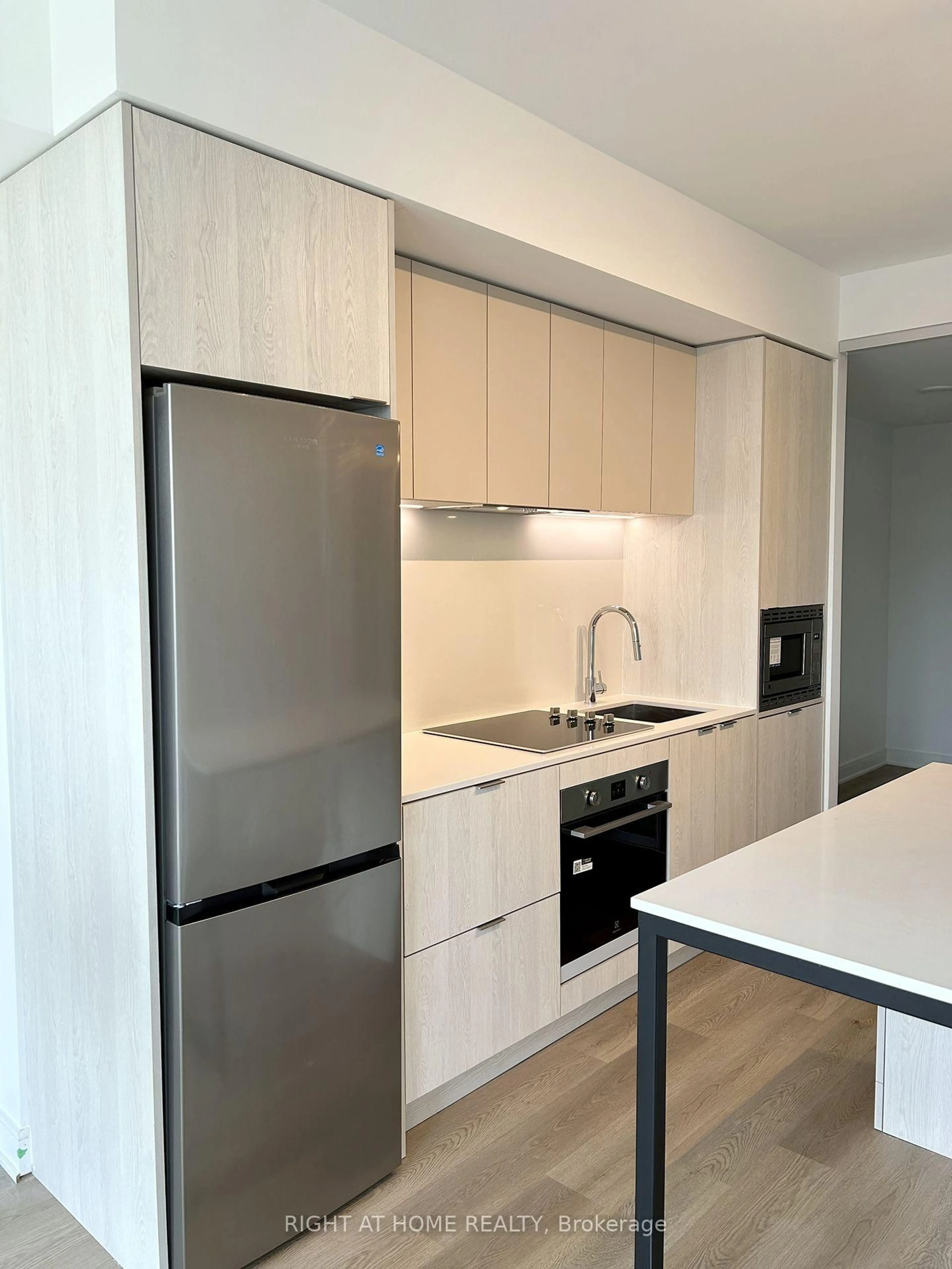Standard kitchen, wood/laminate floor for 86 Dundas St #909, Mississauga Ontario L5A 0B1