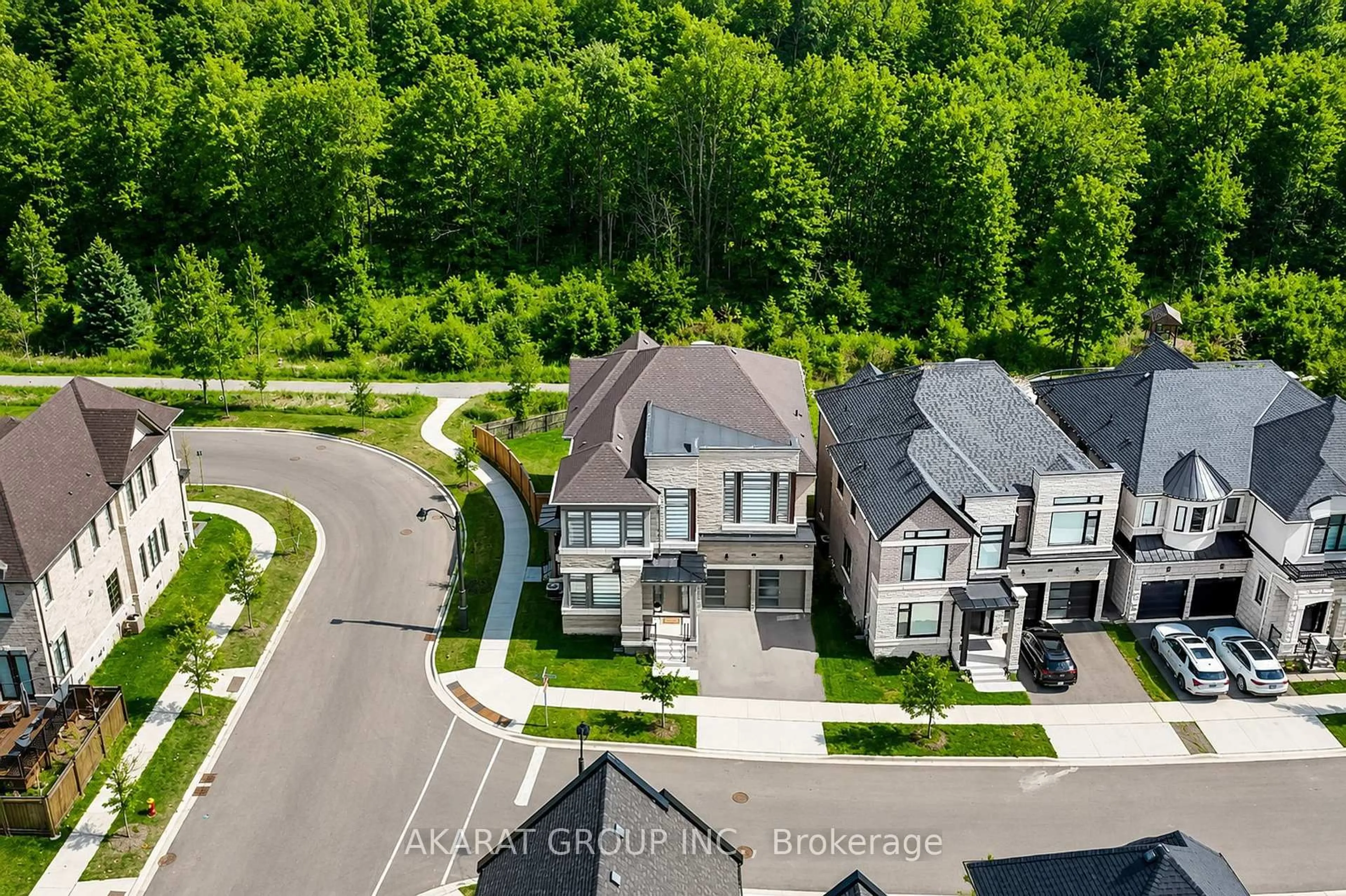 A pic from outside/outdoor area/front of a property/back of a property/a pic from drone, street for 1283 Meadowside Path, Oakville Ontario L6M 5M9