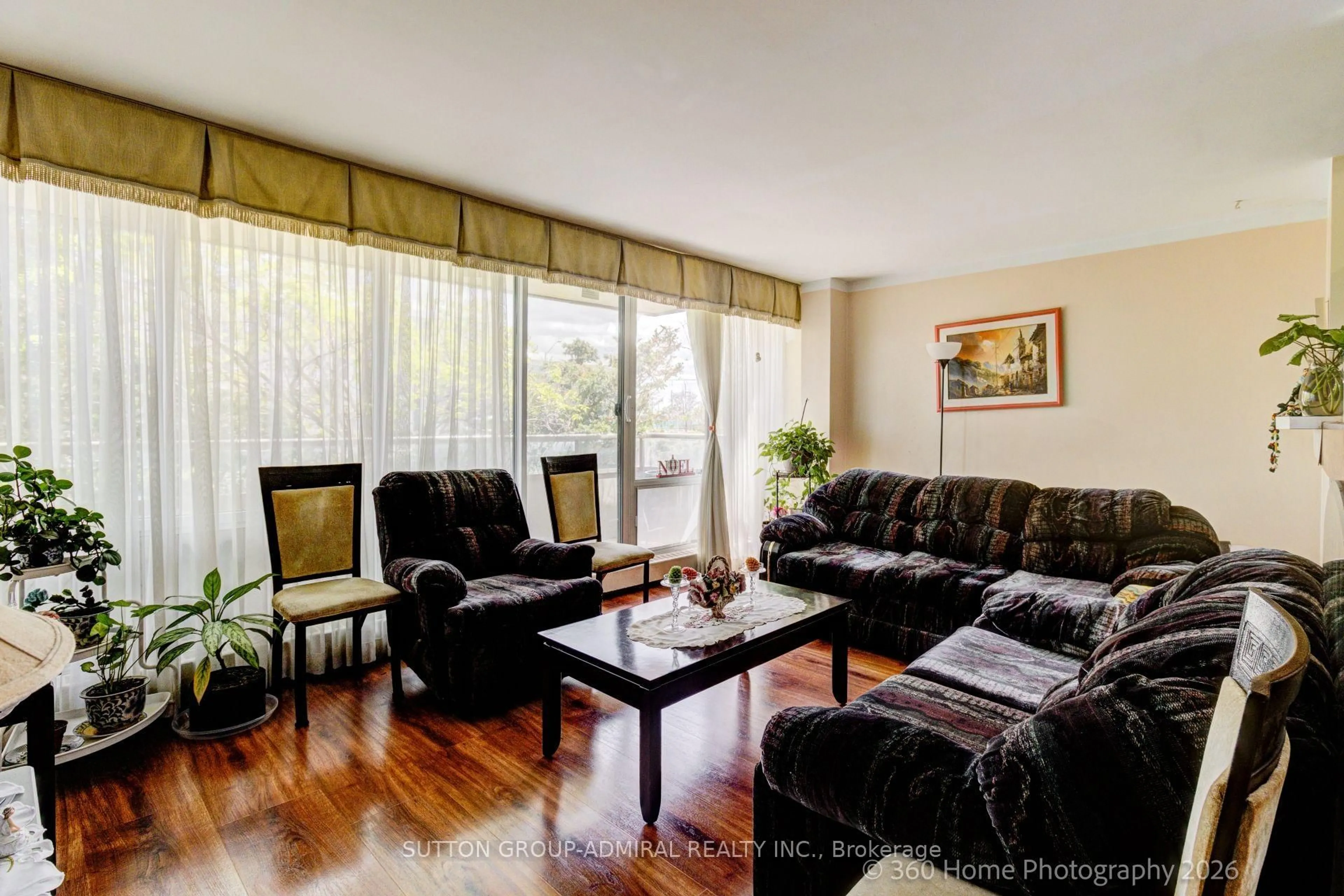 Living room with furniture, wood/laminate floor for 1 Four Winds Dr #106, Toronto Ontario M3J 2T1