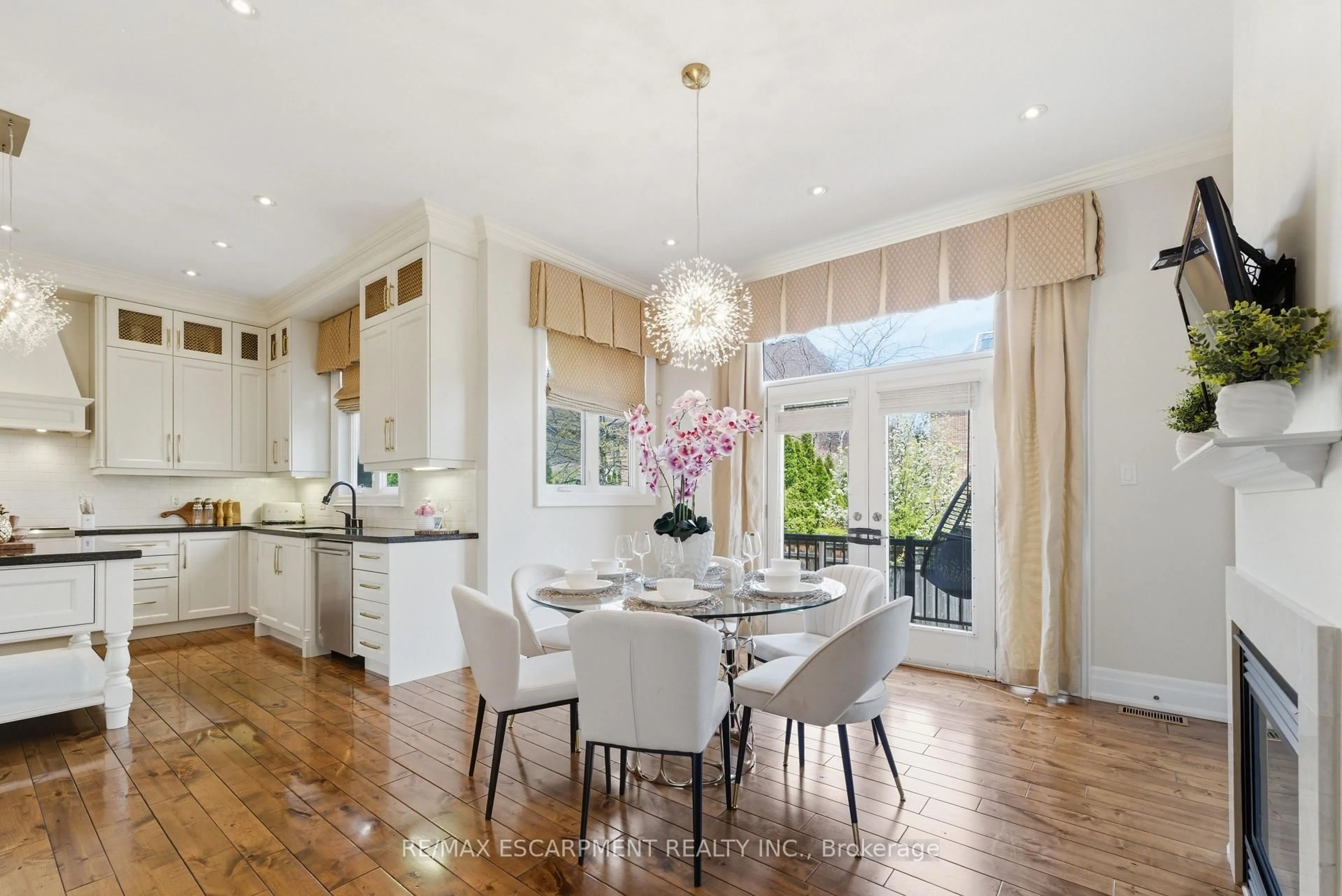 Dining room, unknown for 950 Fredonia Dr, Mississauga Ontario L5C 2W4