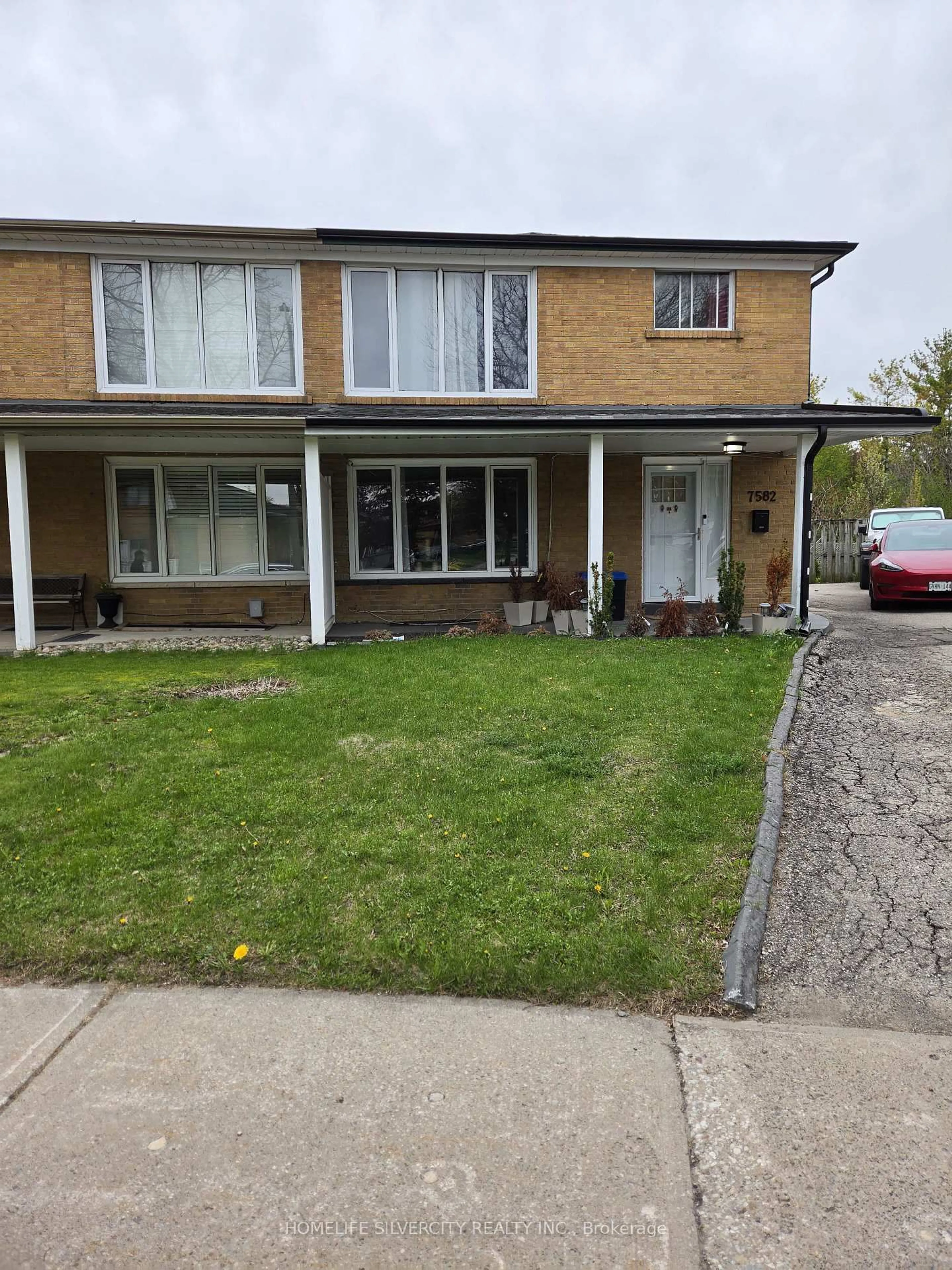 A pic from outside/outdoor area/front of a property/back of a property/a pic from drone, street for 7582 Discus Cres, Mississauga Ontario L4T 2V3