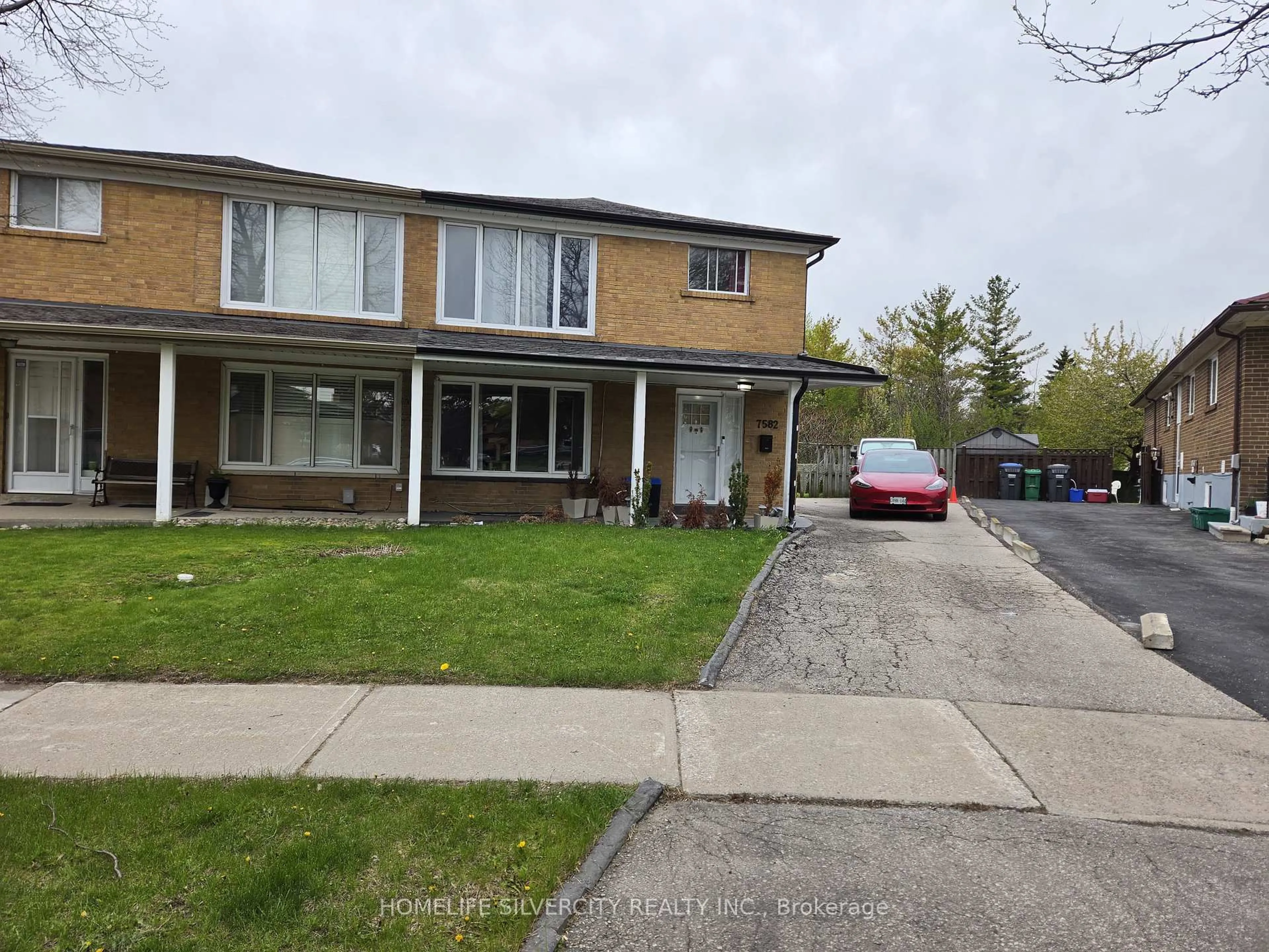 A pic from outside/outdoor area/front of a property/back of a property/a pic from drone, street for 7582 Discus Cres, Mississauga Ontario L4T 2V3