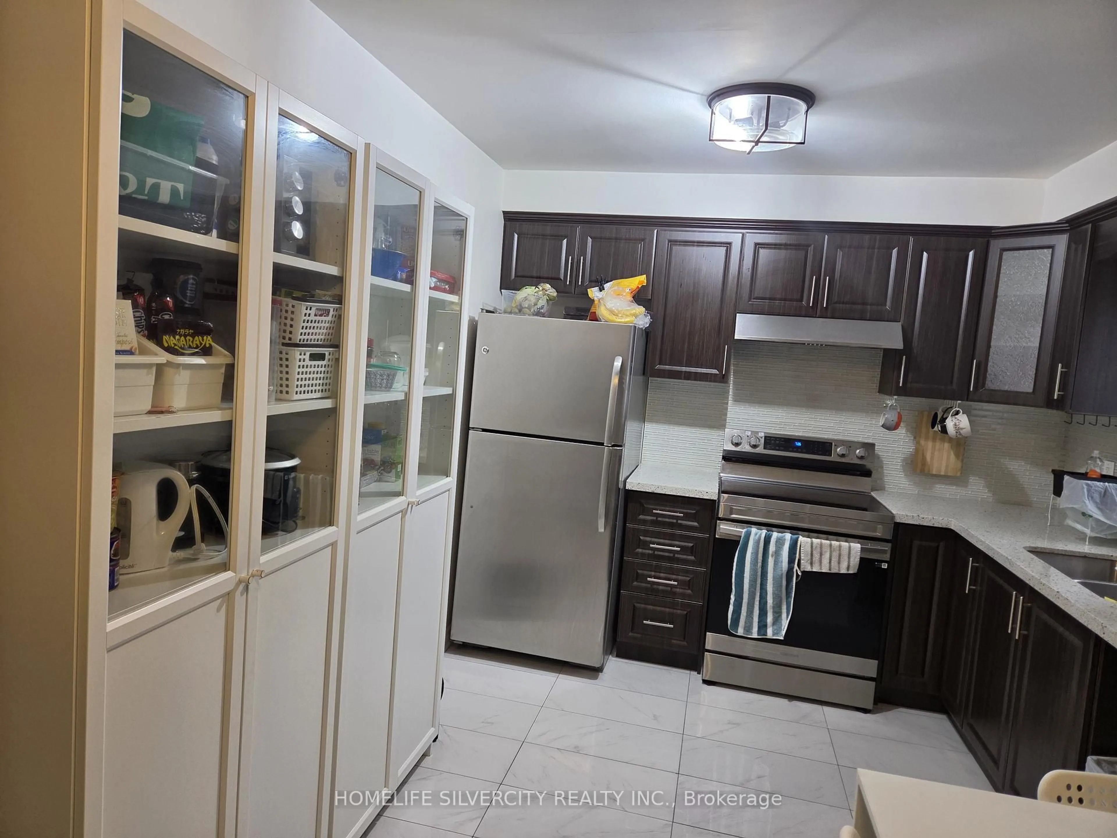 Standard kitchen, unknown for 7582 Discus Cres, Mississauga Ontario L4T 2V3