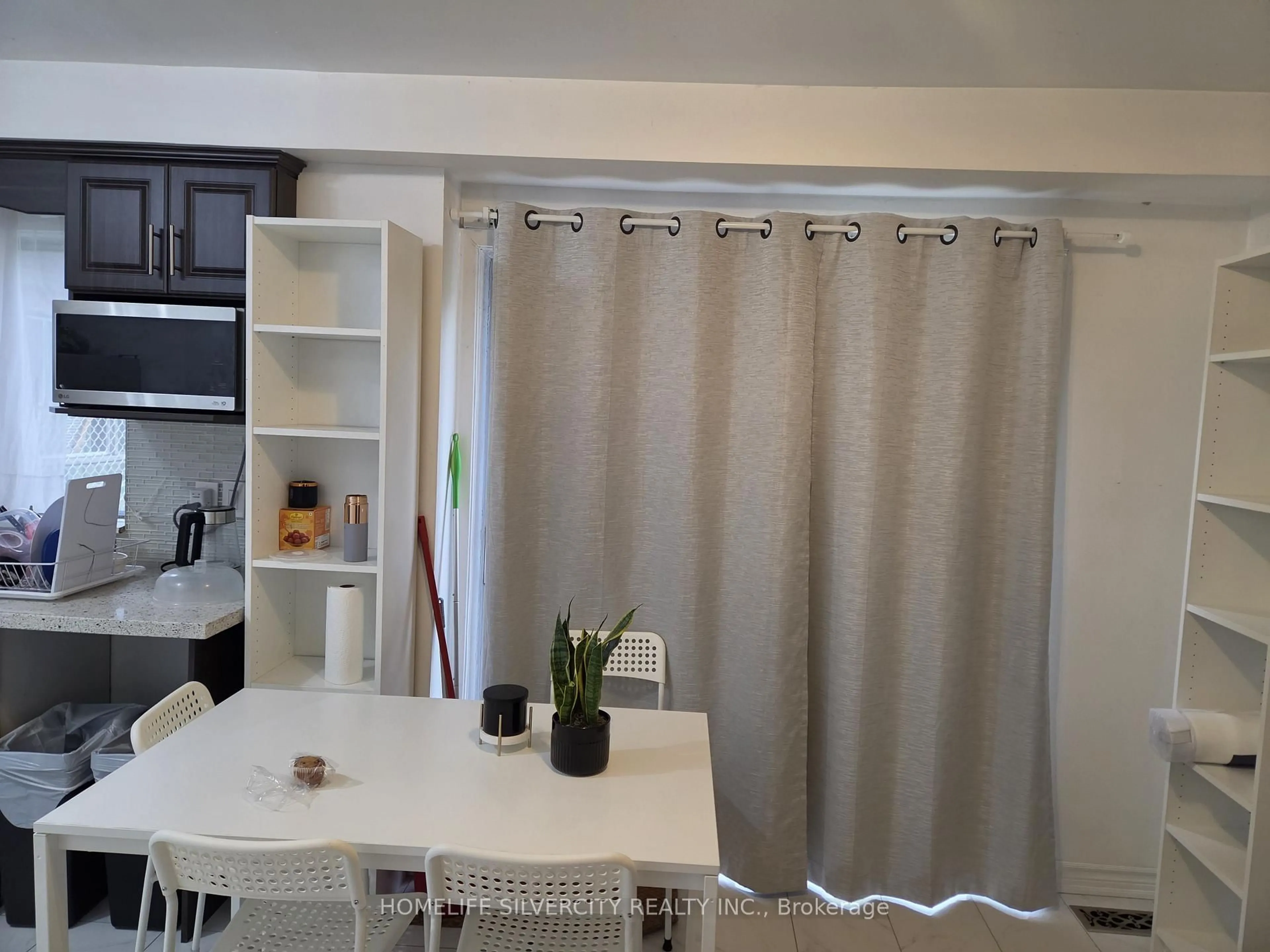 A pic of a room for 7582 Discus Cres, Mississauga Ontario L4T 2V3