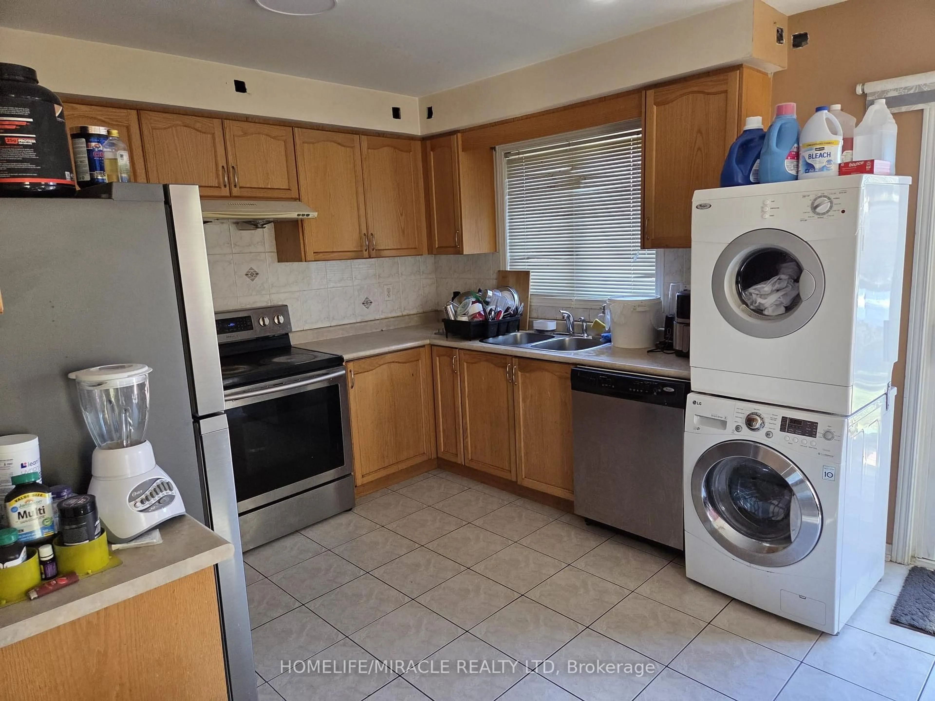 Standard kitchen, unknown for 62 Skylar Circ, Brampton Ontario L6P 0Z2