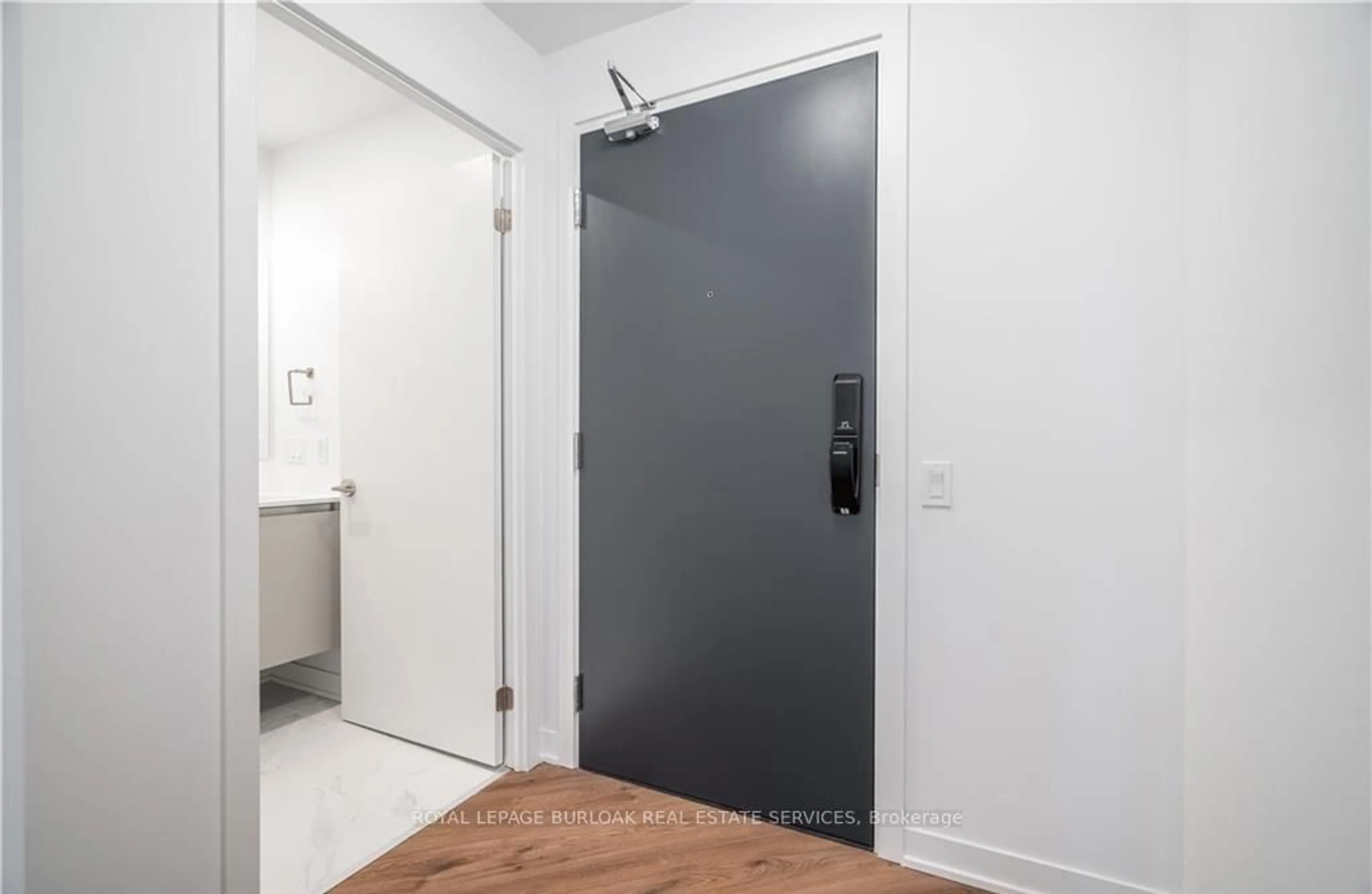Indoor entryway for 395 Dundas St #801, Oakville Ontario L6M 5R8