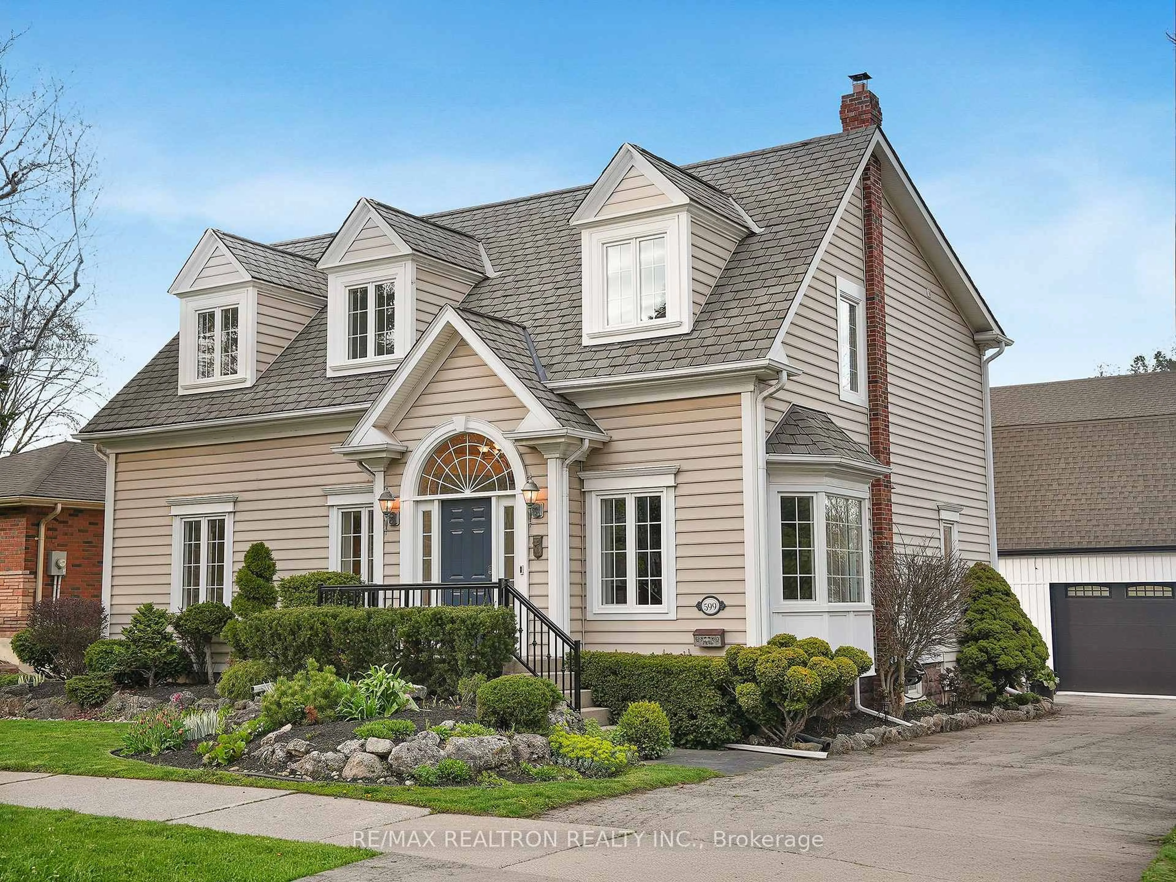 Home with vinyl exterior material, street for 599 Cumberland Ave, Burlington Ontario L7N 2X4