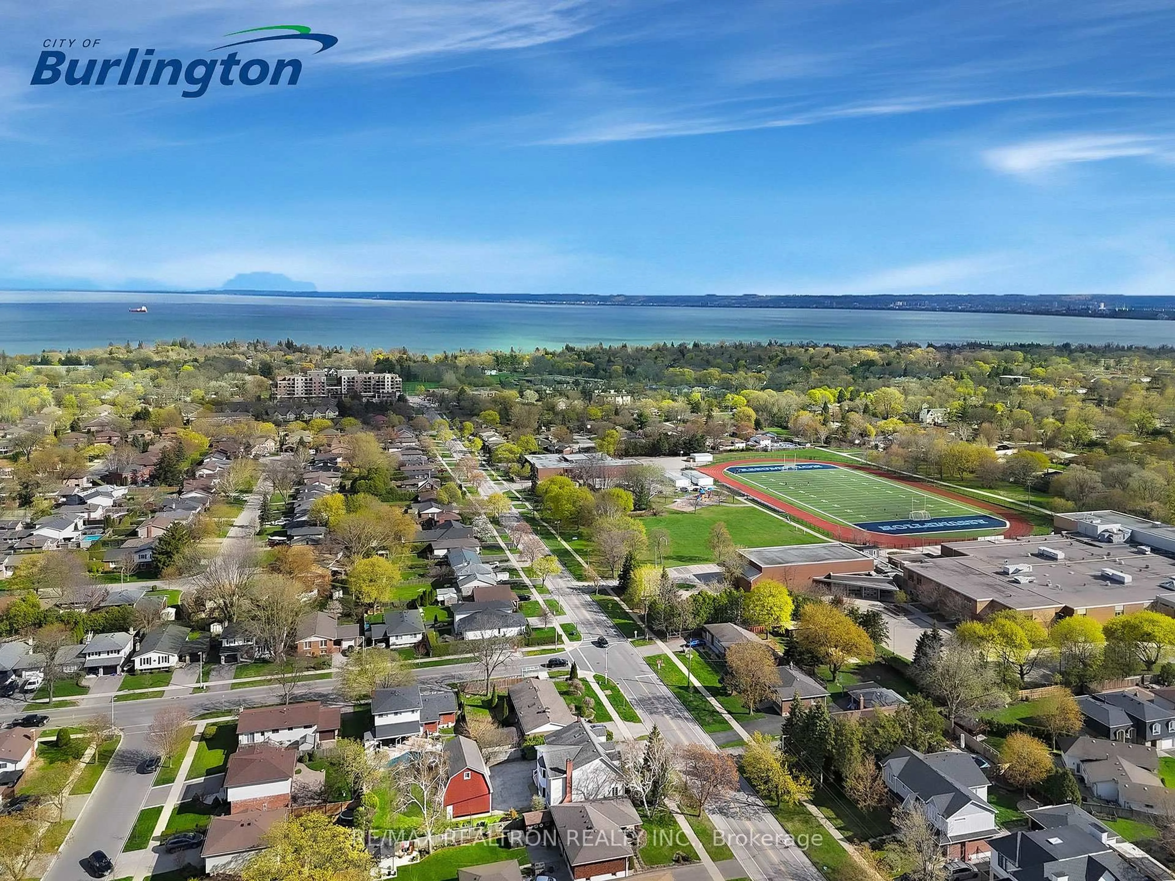 A pic from outside/outdoor area/front of a property/back of a property/a pic from drone, mountain view for 599 Cumberland Ave, Burlington Ontario L7N 2X4