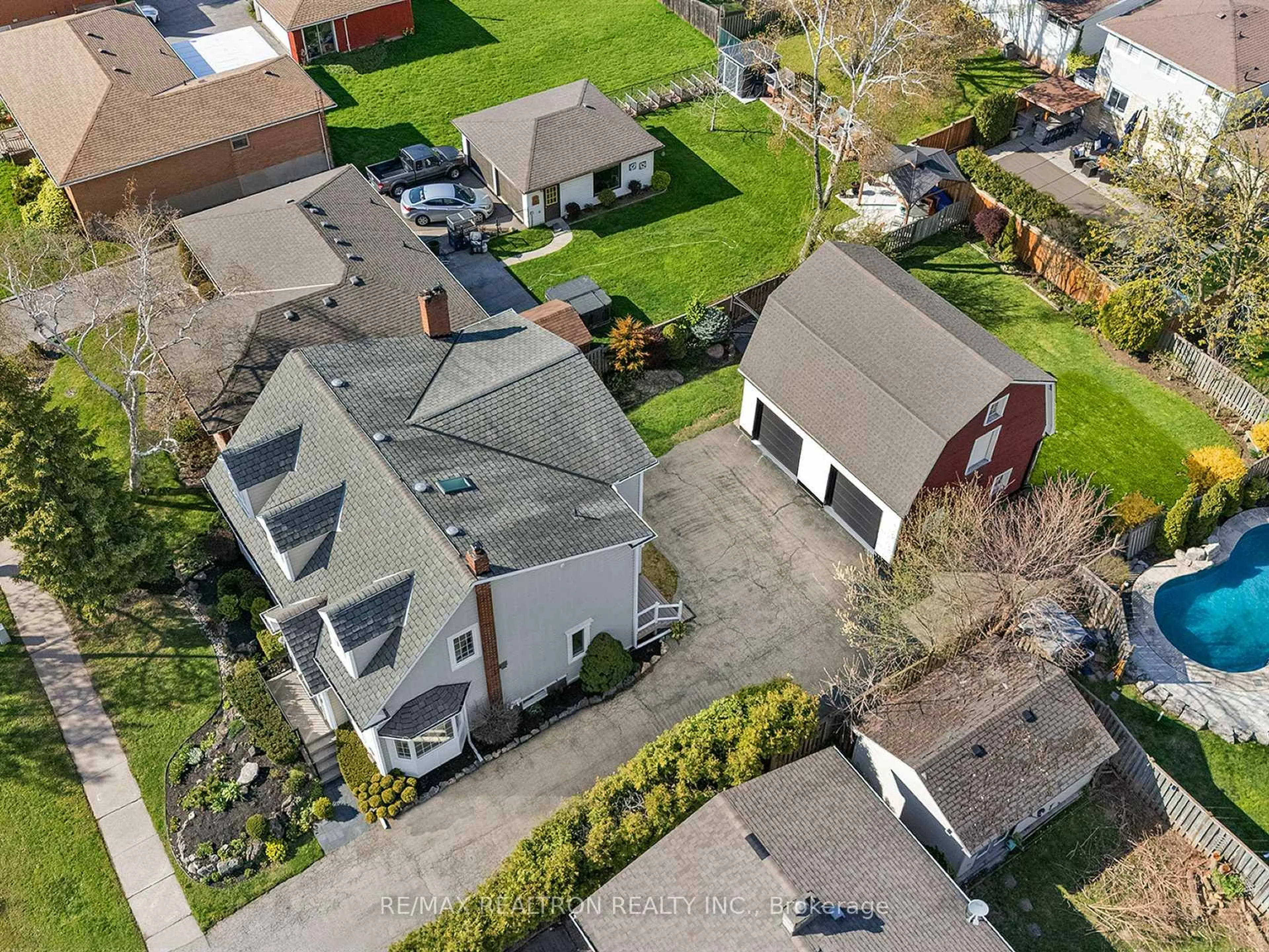 A pic from outside/outdoor area/front of a property/back of a property/a pic from drone, street for 599 Cumberland Ave, Burlington Ontario L7N 2X4