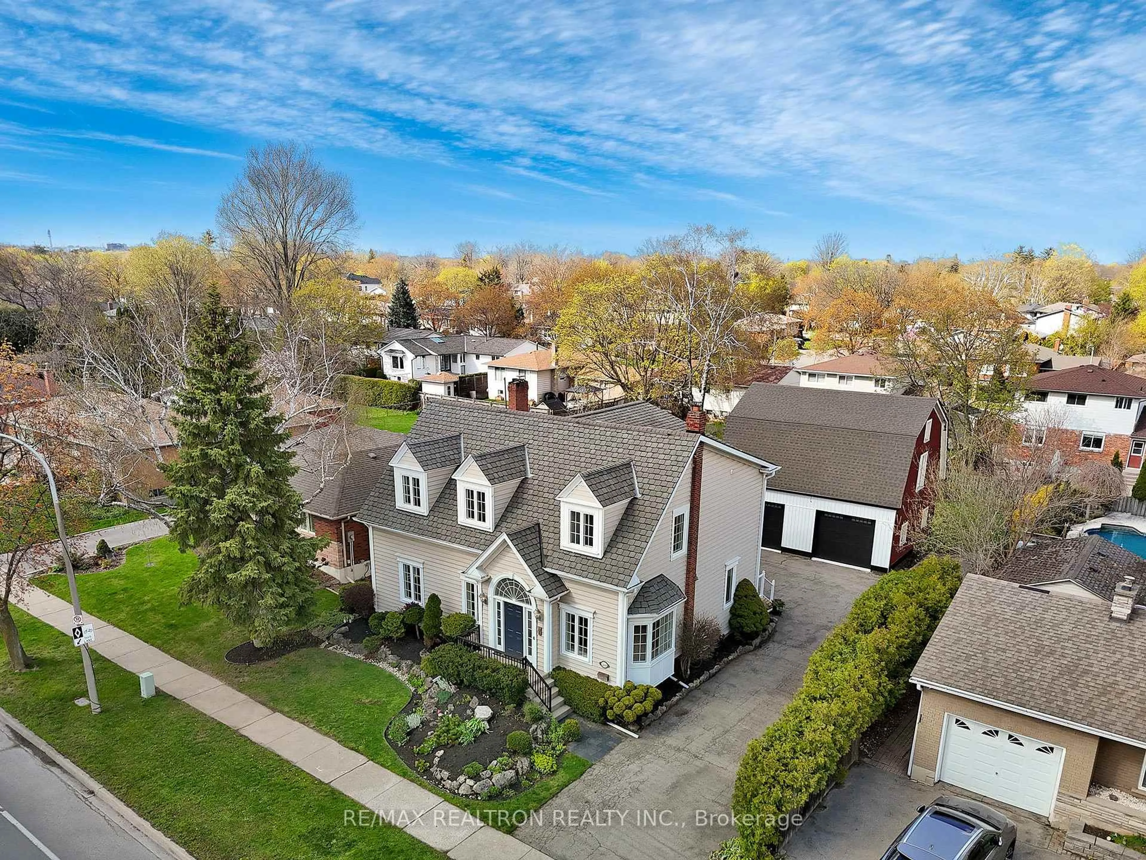 A pic from outside/outdoor area/front of a property/back of a property/a pic from drone, street for 599 Cumberland Ave, Burlington Ontario L7N 2X4