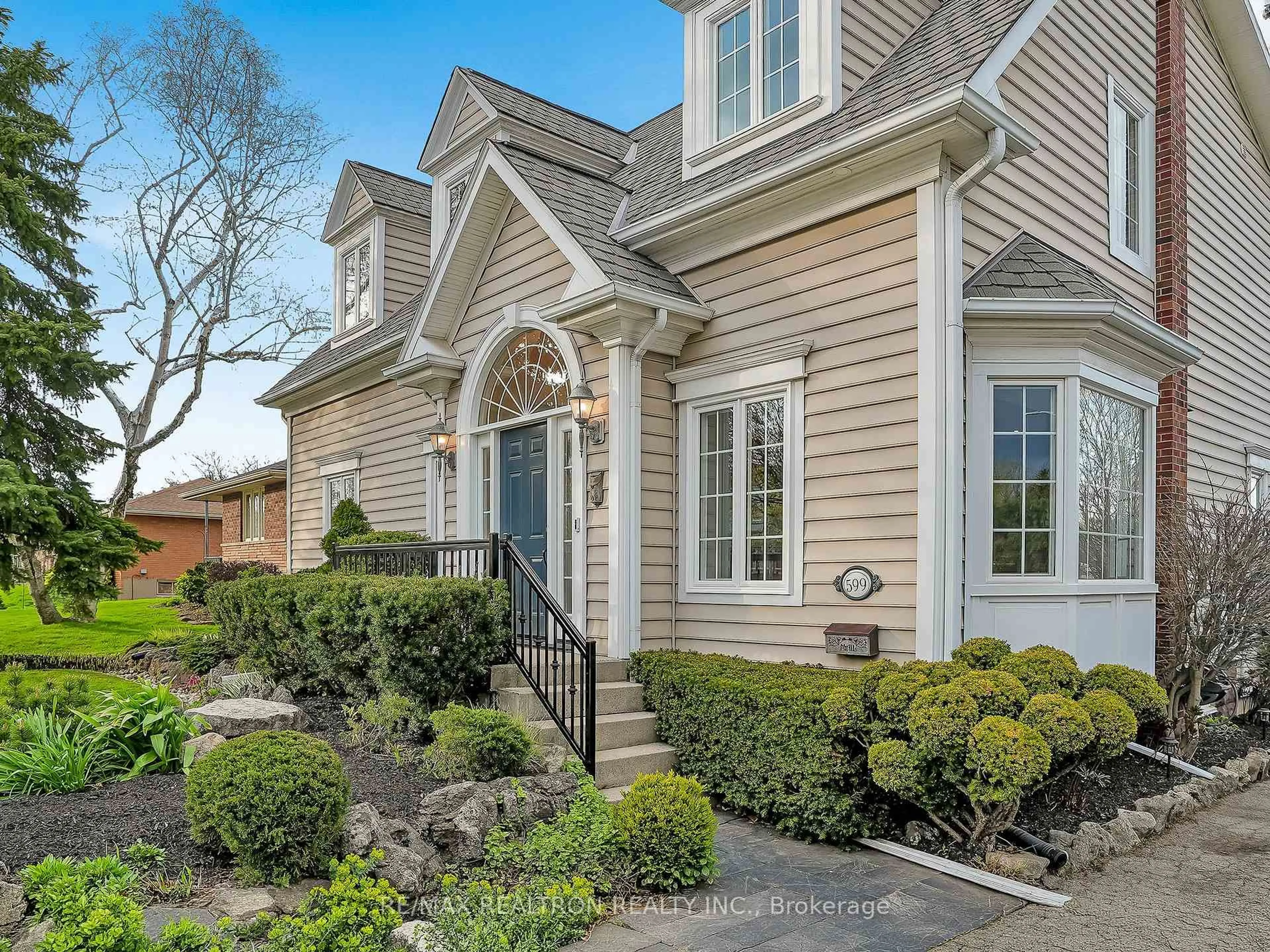 Home with brick exterior material, street for 599 Cumberland Ave, Burlington Ontario L7N 2X4