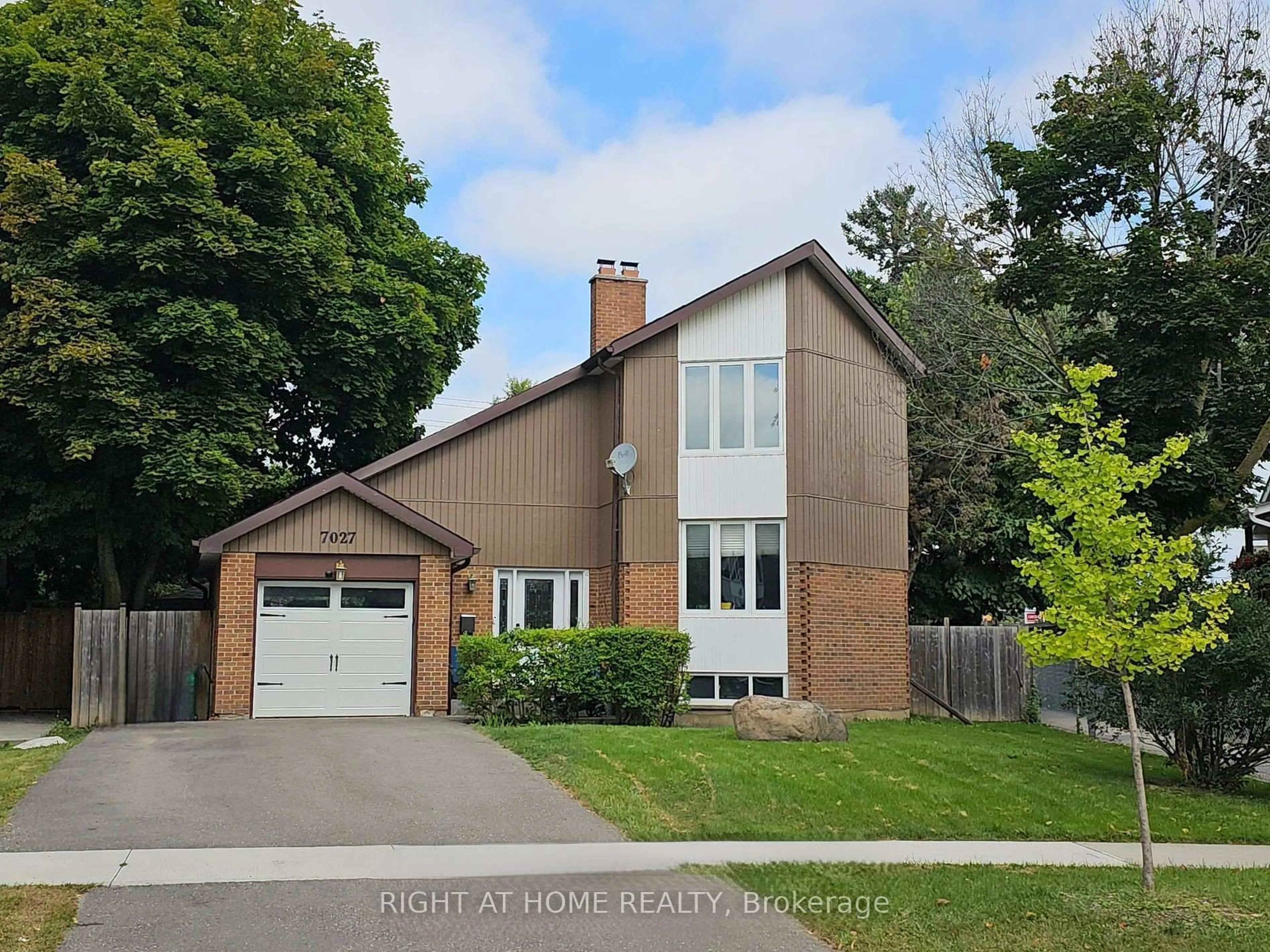 Home with brick exterior material, street for 7027 Estoril Rd, Mississauga Ontario L5N 1N3