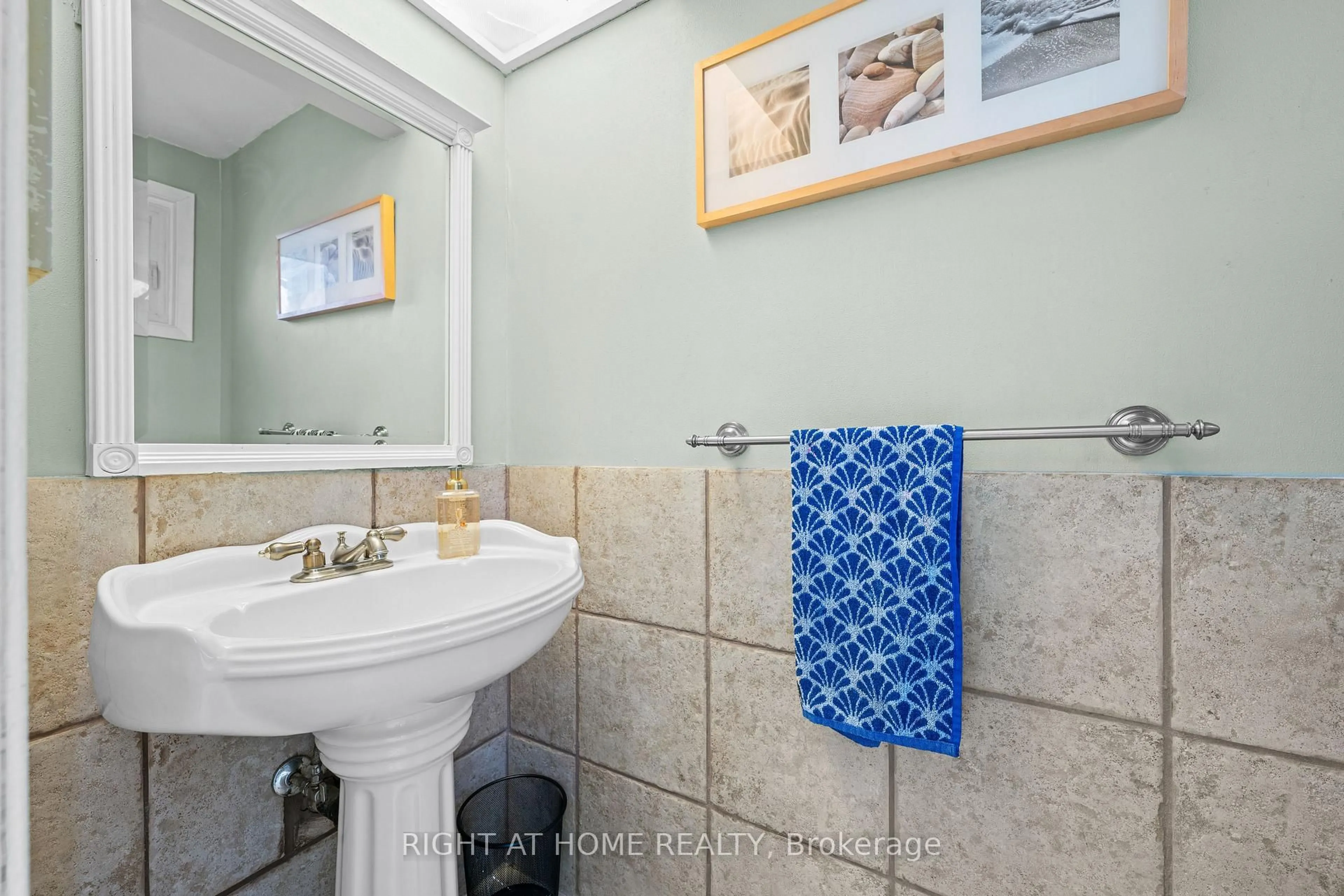 Standard bathroom, ceramic/tile floor for 7027 Estoril Rd, Mississauga Ontario L5N 1N3