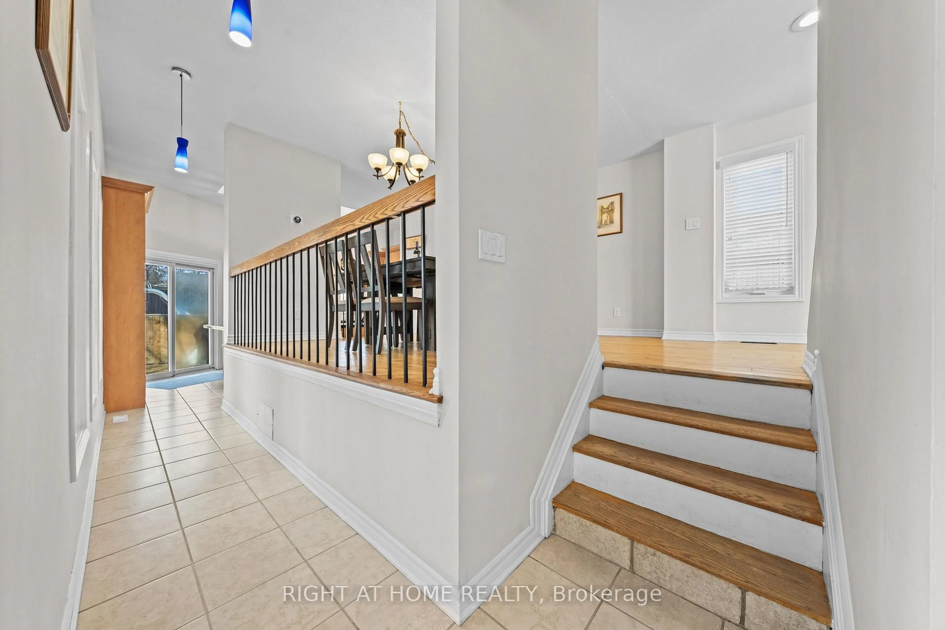 Indoor foyer for 7027 Estoril Rd, Mississauga Ontario L5N 1N3