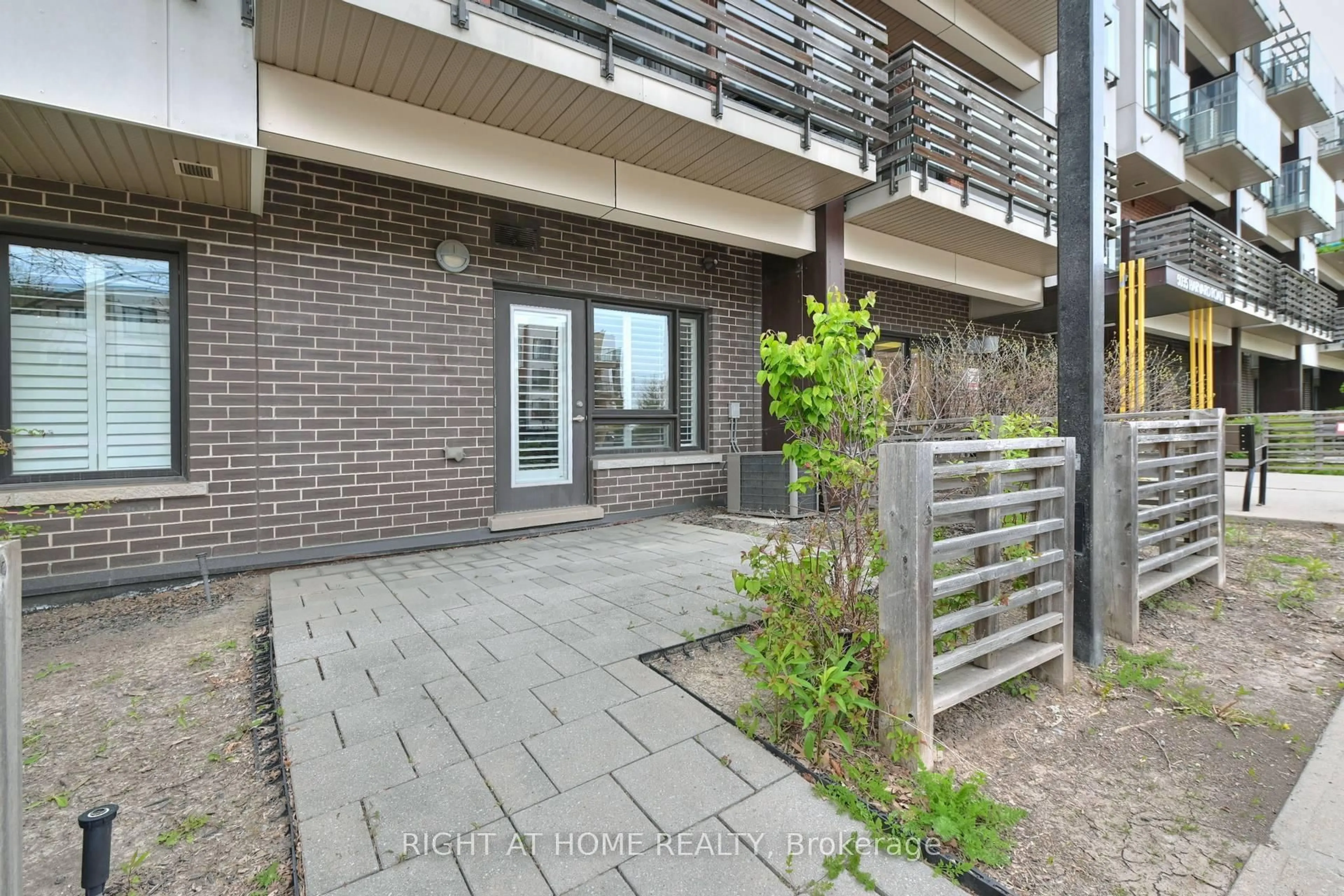 Patio, street for 5035 Harvard Rd #101, Mississauga Ontario L5M 0W7