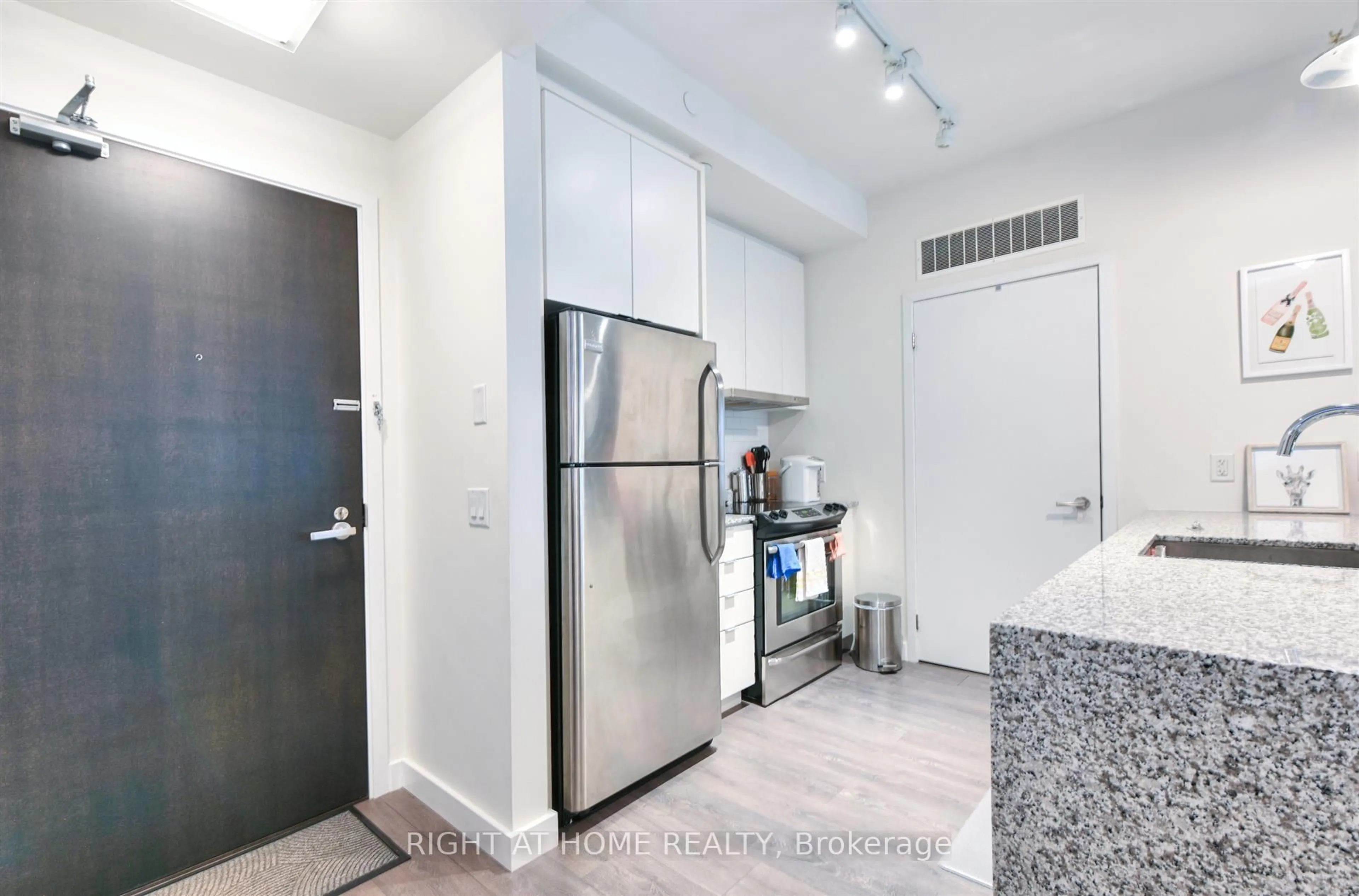 Standard kitchen, unknown for 5035 Harvard Rd #101, Mississauga Ontario L5M 0W7