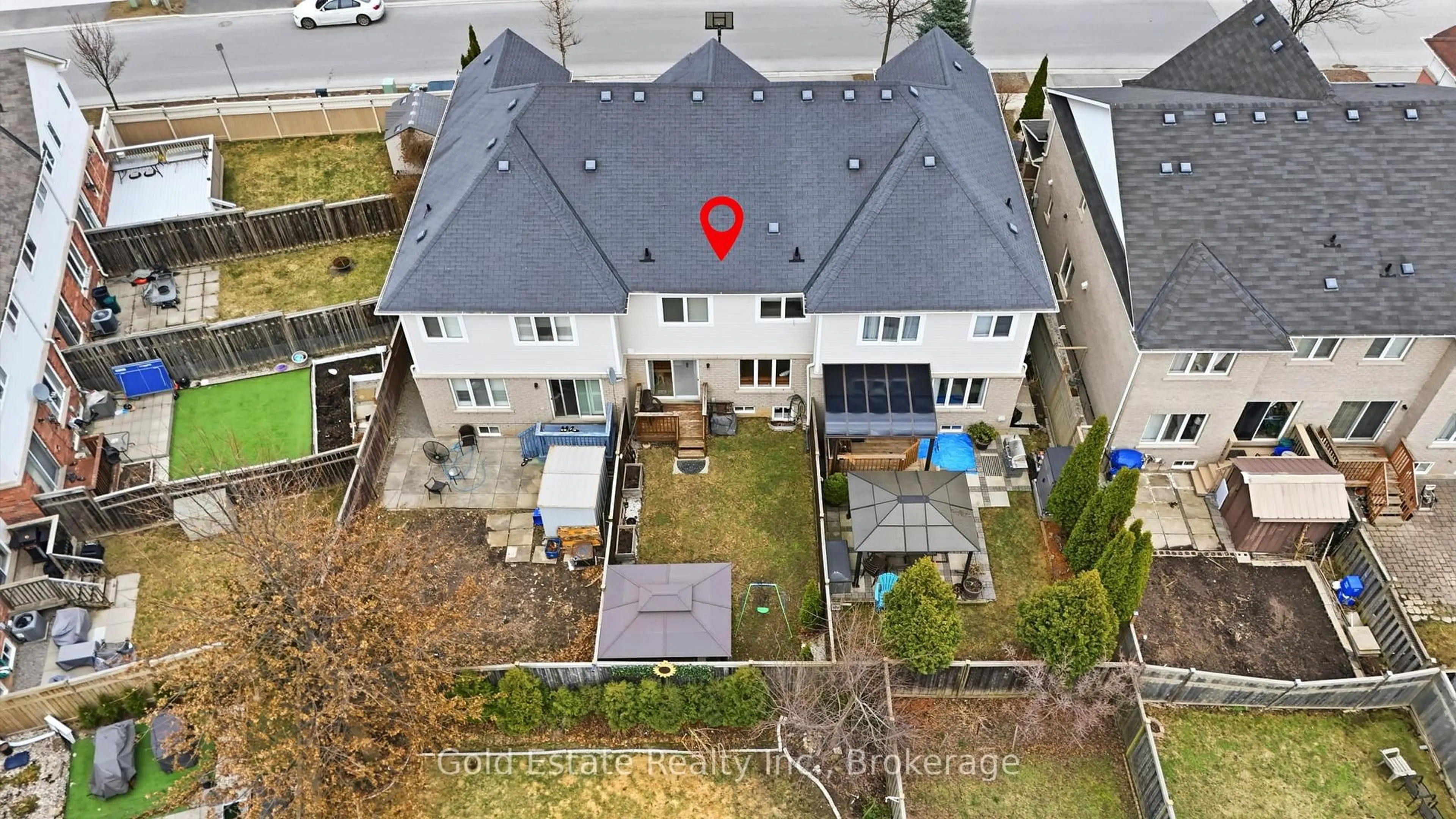 A pic from outside/outdoor area/front of a property/back of a property/a pic from drone, unknown for 4875 Valera Rd, Burlington Ontario L7M 0H4