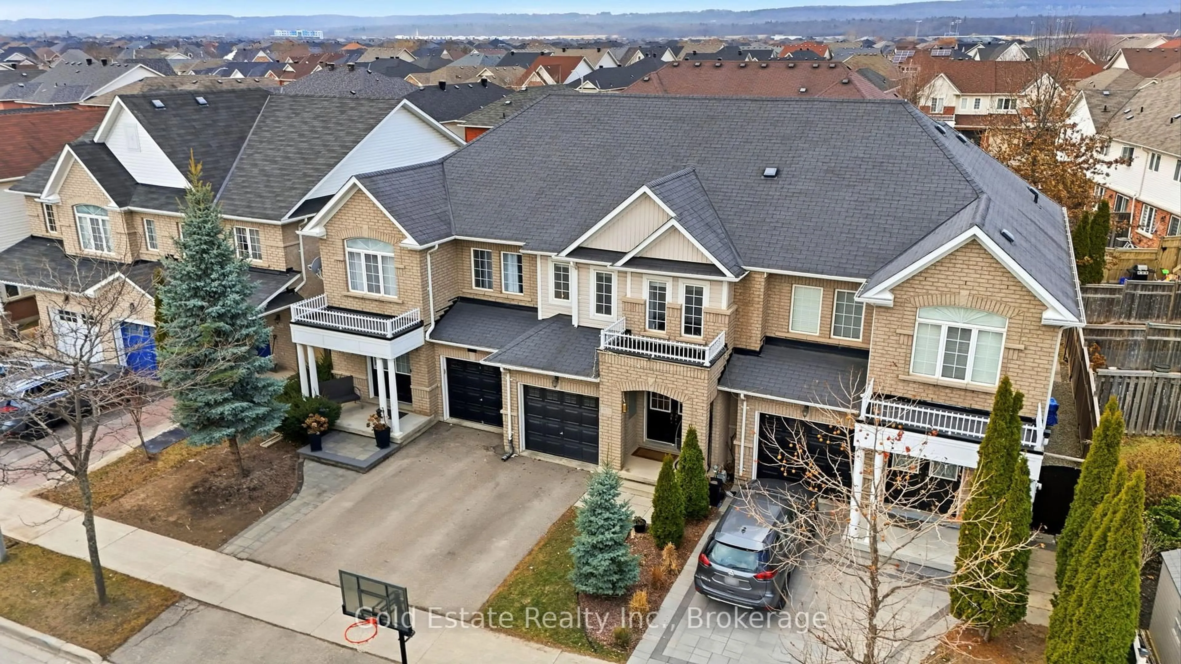 A pic from outside/outdoor area/front of a property/back of a property/a pic from drone, street for 4875 Valera Rd, Burlington Ontario L7M 0H4