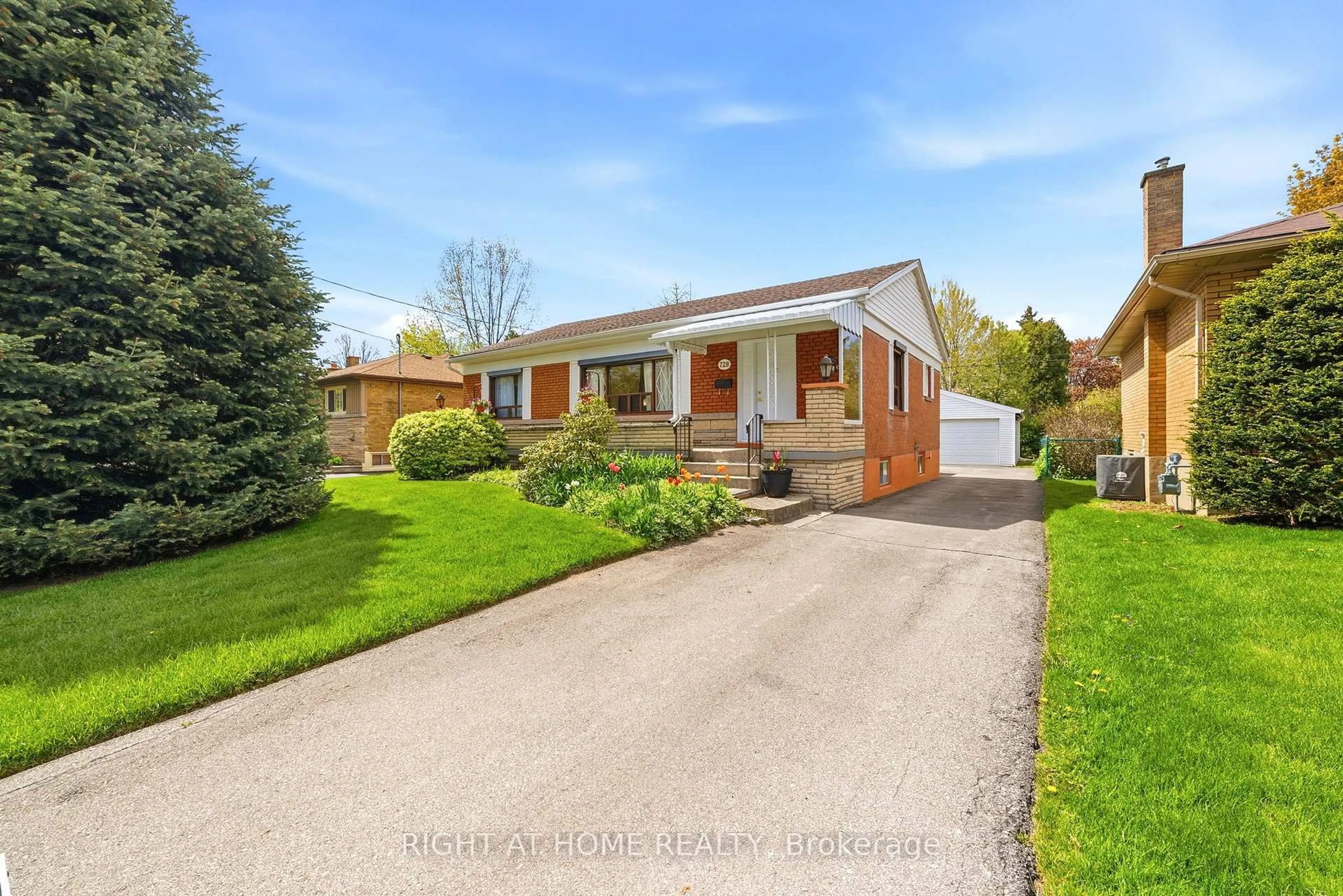 A pic from outside/outdoor area/front of a property/back of a property/a pic from drone, street for 728 Ashley Ave, Burlington Ontario L7R 2Z3