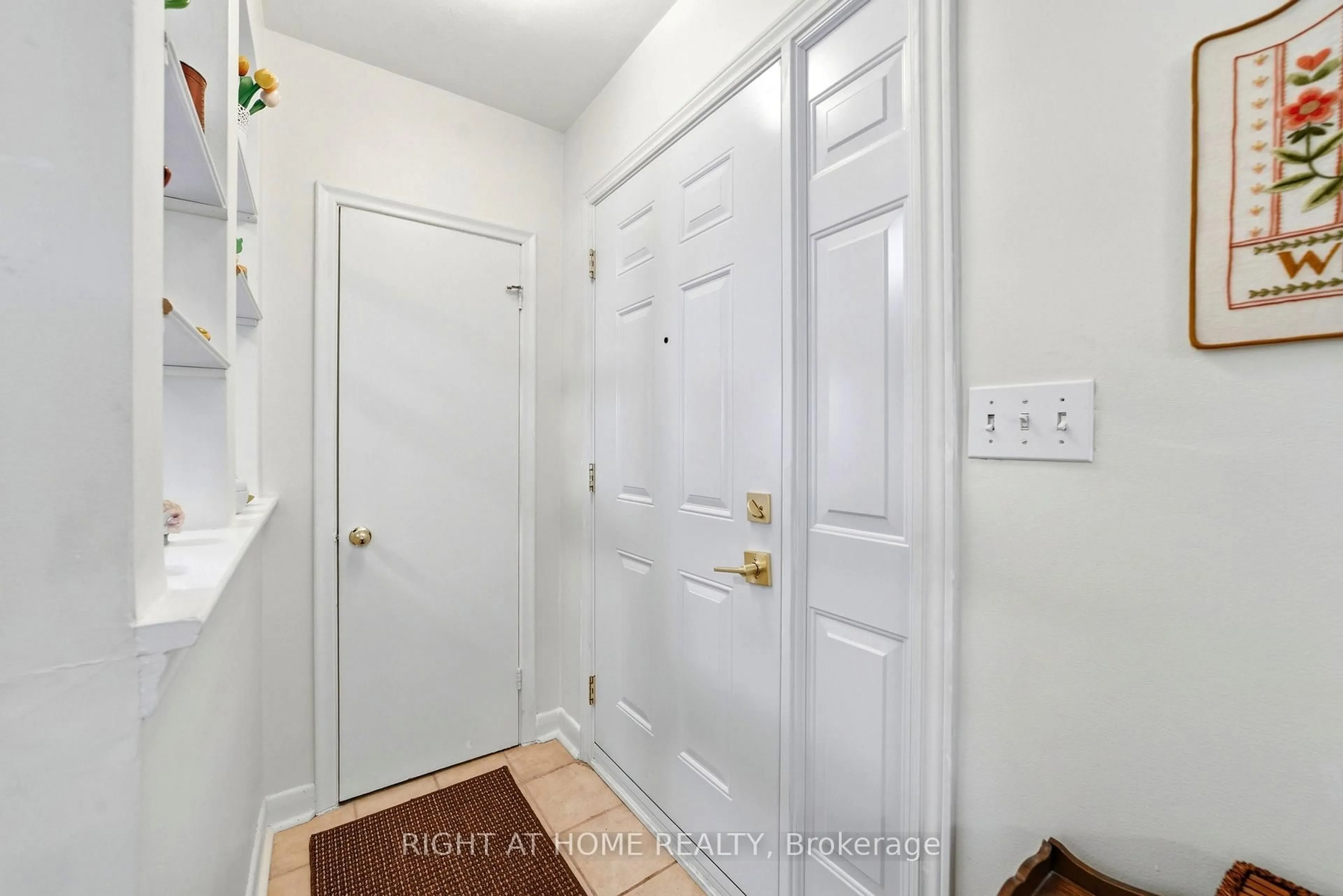 Indoor entryway for 728 Ashley Ave, Burlington Ontario L7R 2Z3