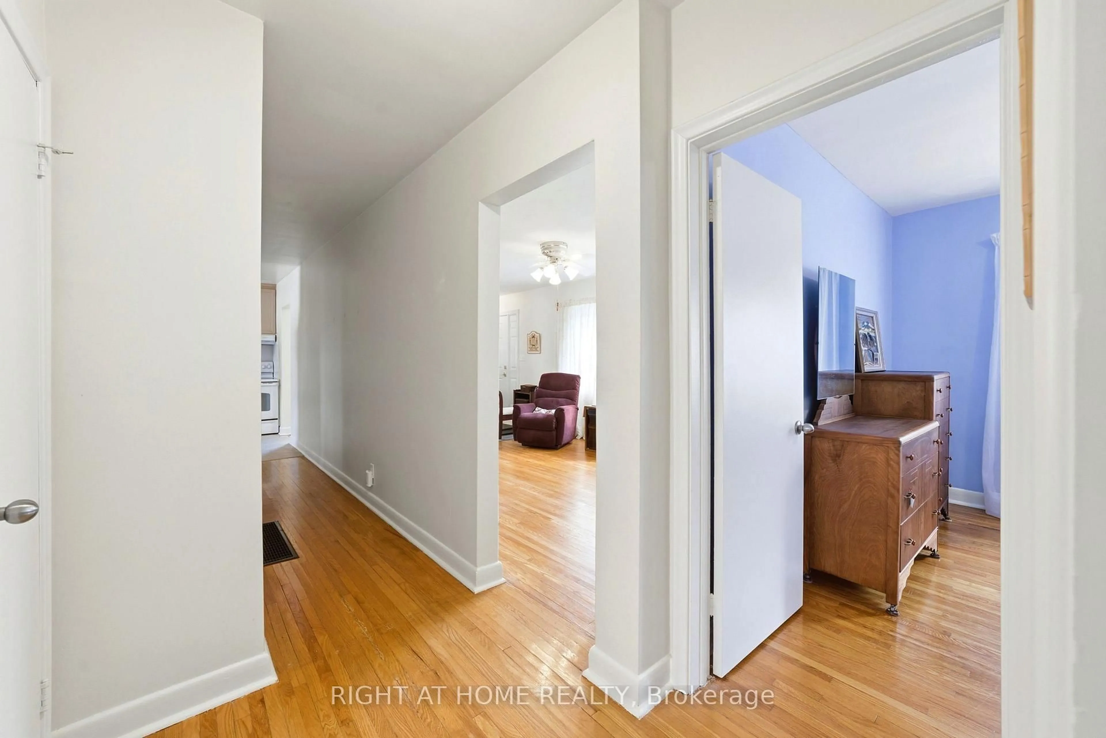 Indoor entryway for 728 Ashley Ave, Burlington Ontario L7R 2Z3
