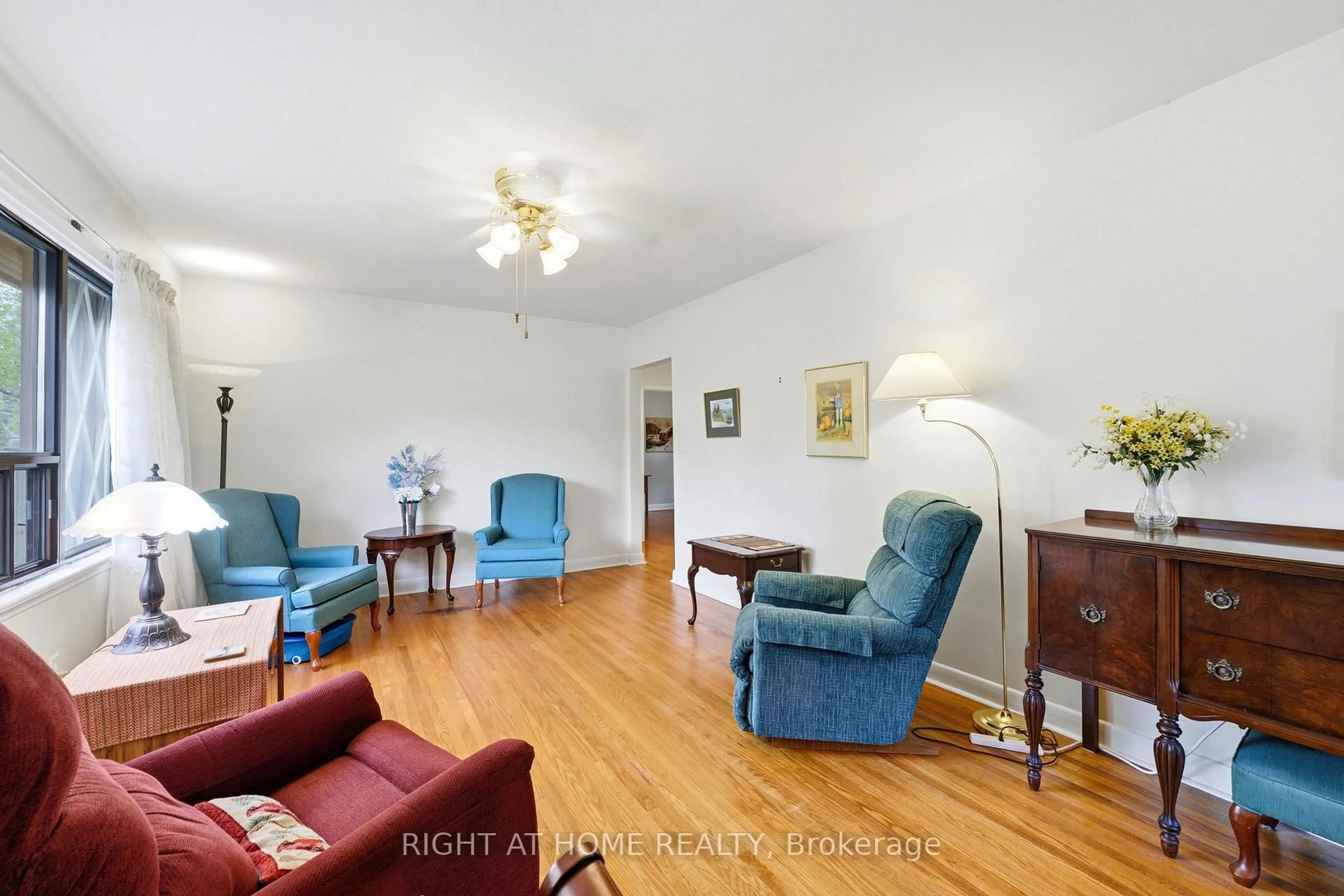 Living room with furniture, unknown for 728 Ashley Ave, Burlington Ontario L7R 2Z3