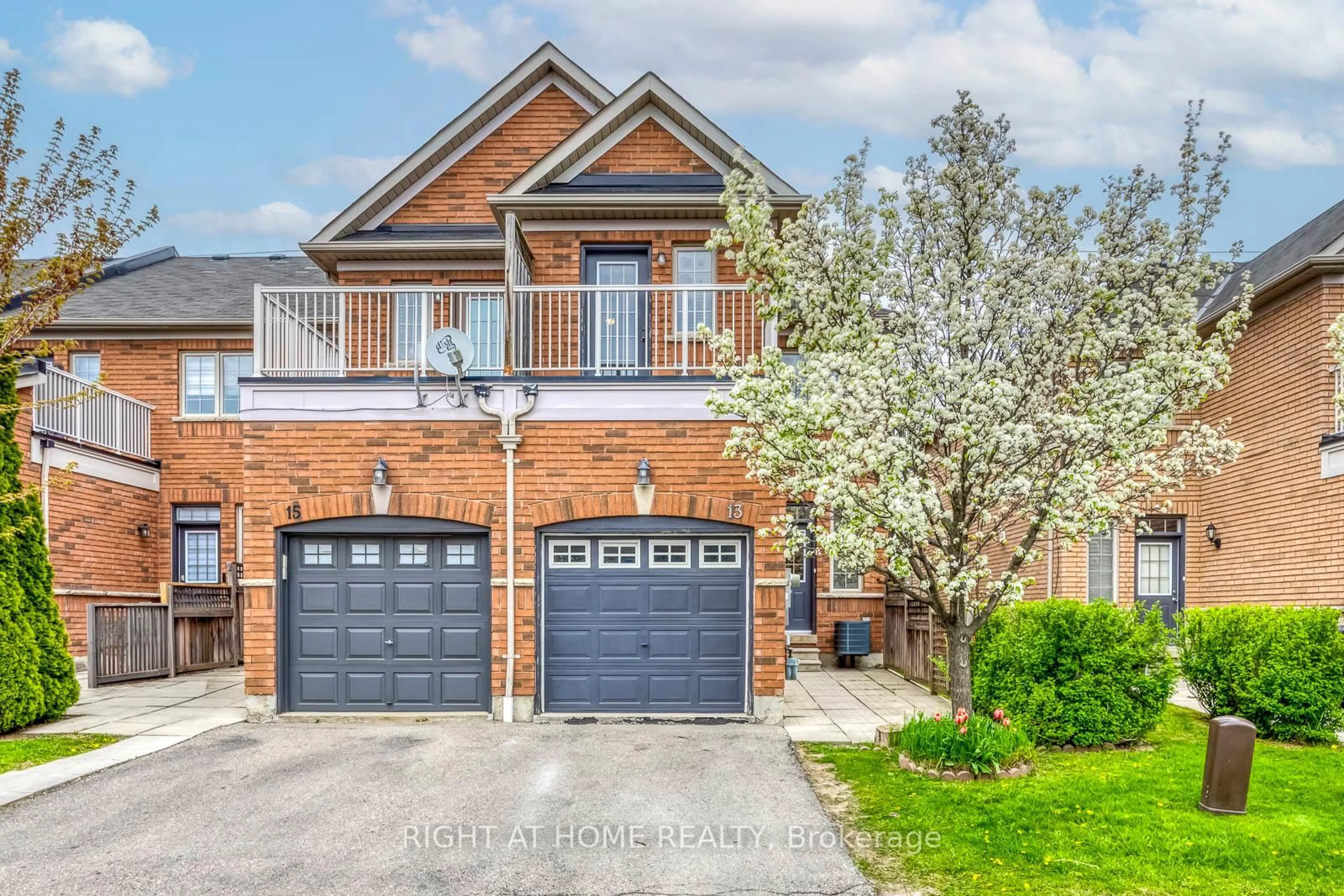 Home with brick exterior material, street for 1015 Galesway Blvd #13, Mississauga Ontario L5V 0A8