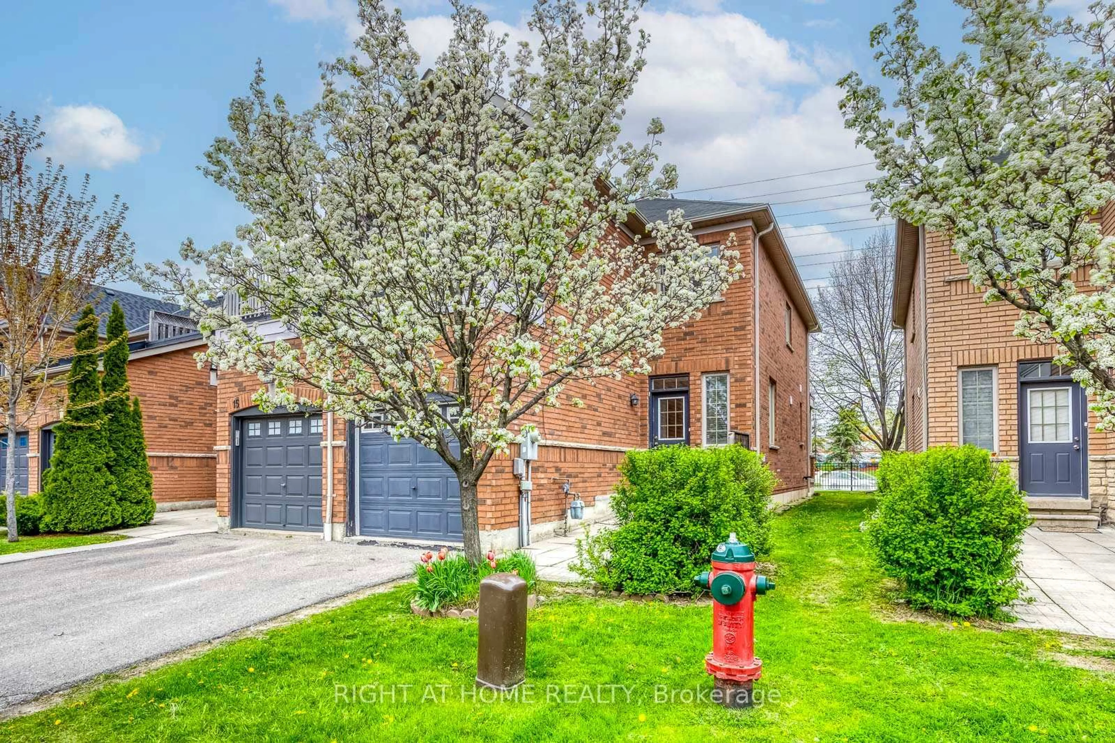 Home with brick exterior material, street for 1015 Galesway Blvd #13, Mississauga Ontario L5V 0A8
