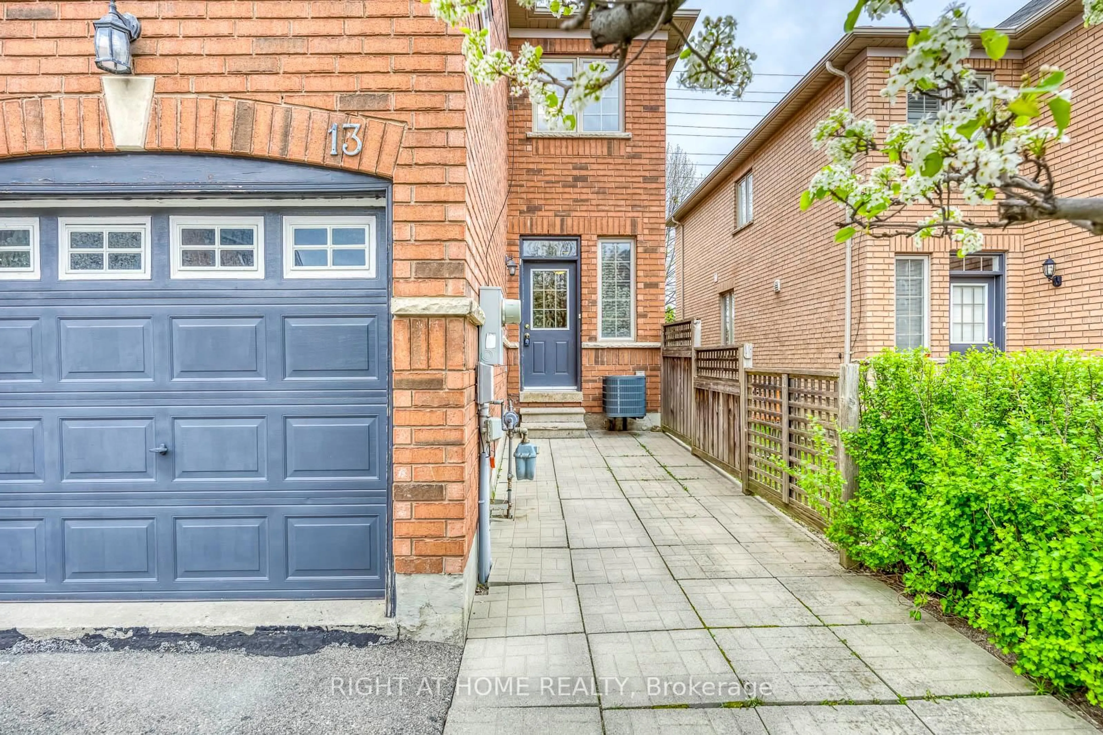 Home with brick exterior material, street for 1015 Galesway Blvd #13, Mississauga Ontario L5V 0A8
