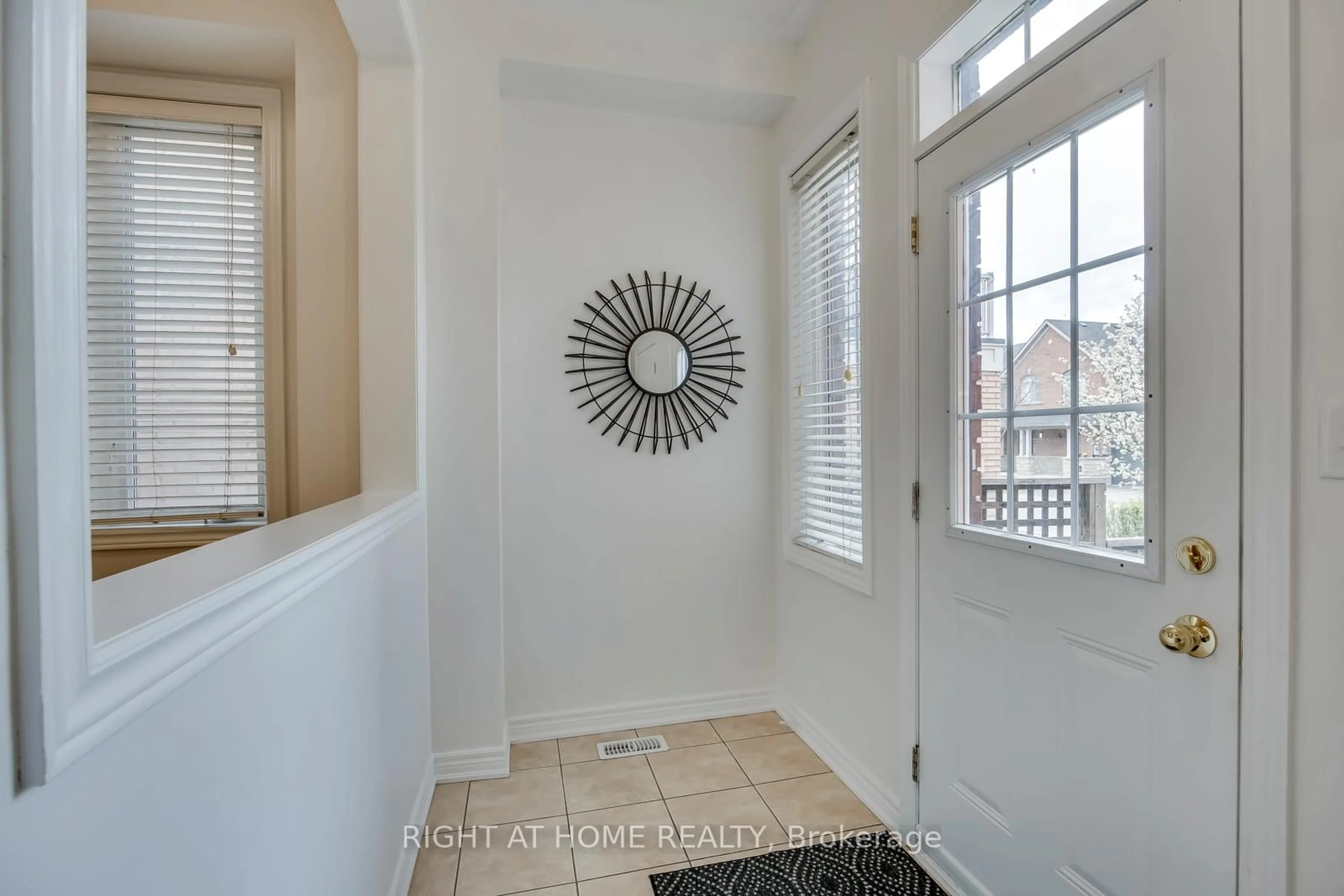 Indoor entryway for 1015 Galesway Blvd #13, Mississauga Ontario L5V 0A8